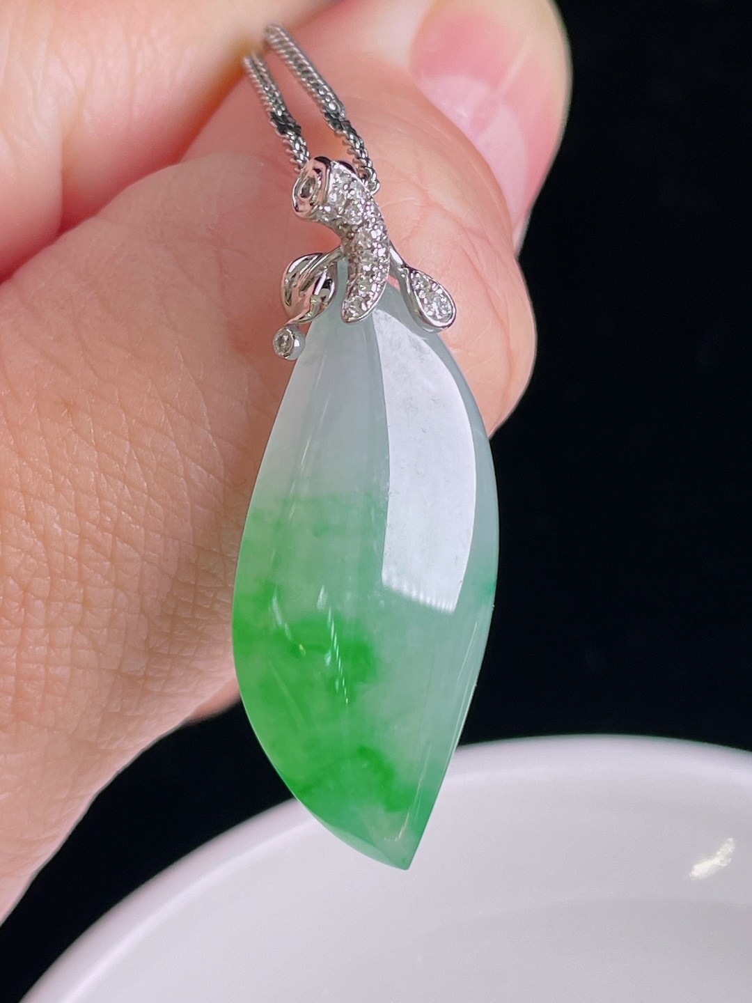 冰绿随形，18k镶嵌，老种起光，细底通透，尺寸：35.4裸石29.7/13/8mm0901