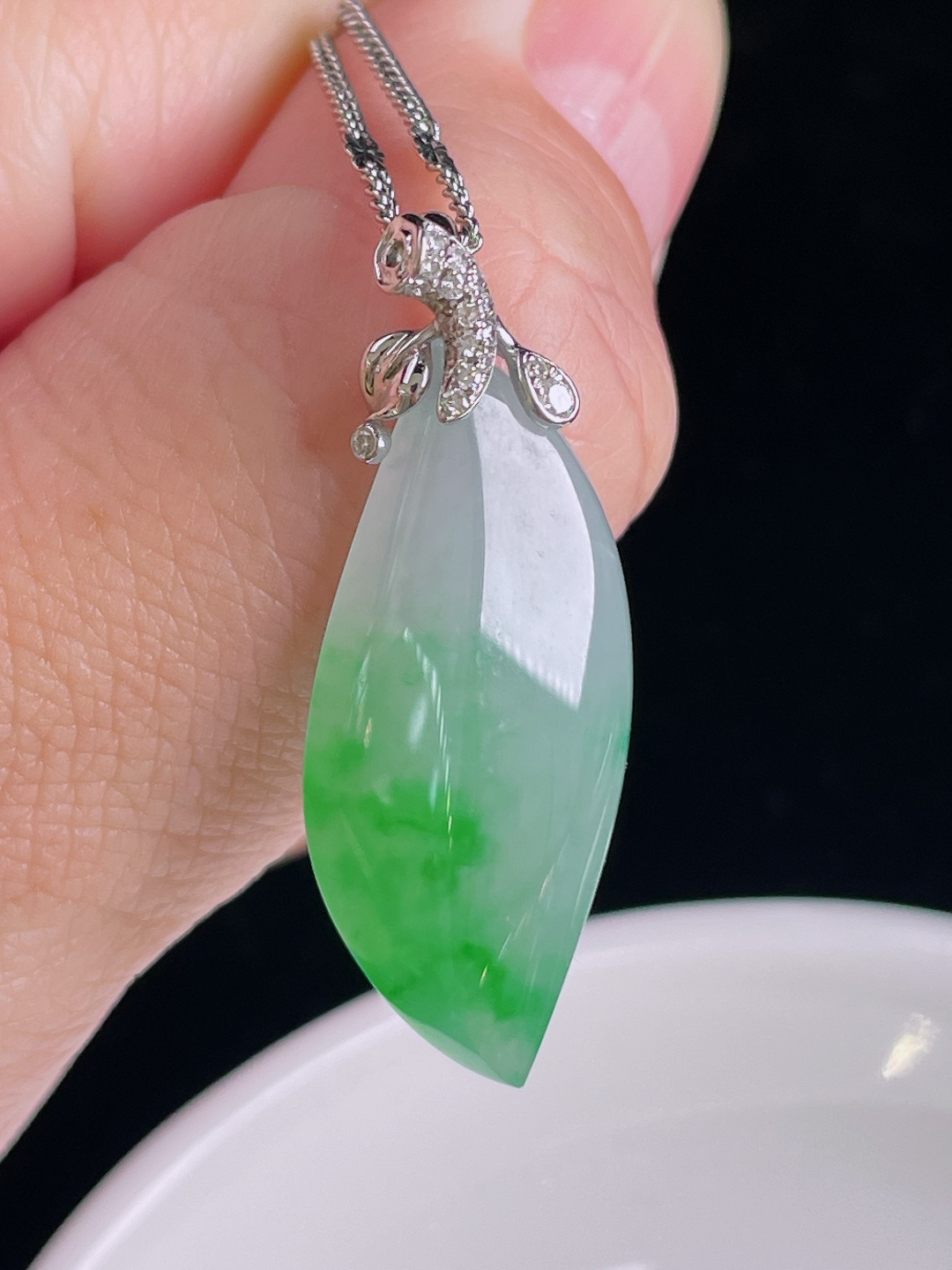 冰绿随形，18k镶嵌，老种起光，细底通透，尺寸：35.4裸石29.7/13/8mm0901