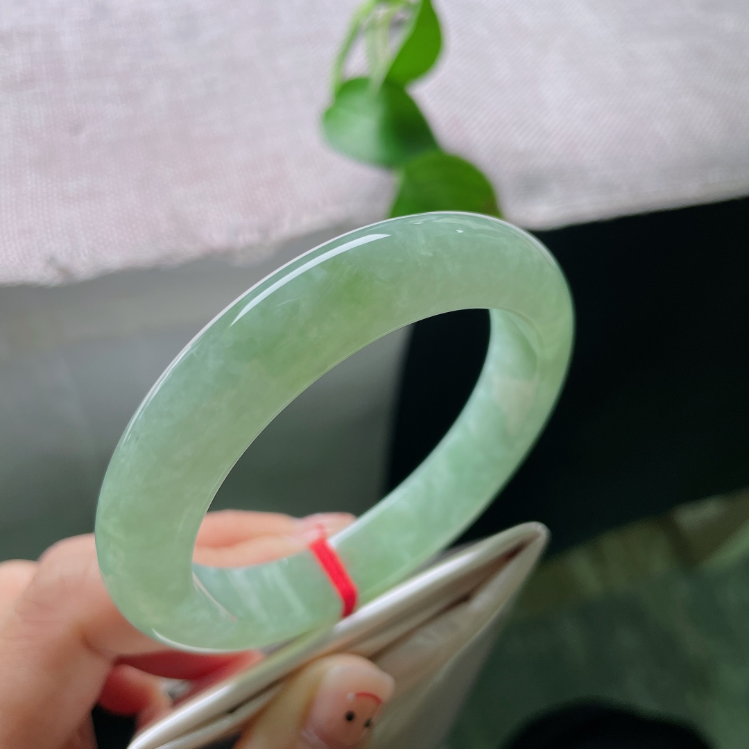 浅绿色正圈，无裂，油润湖水绿，质地柔和温润，低调耐看适配日常。ss54991a。