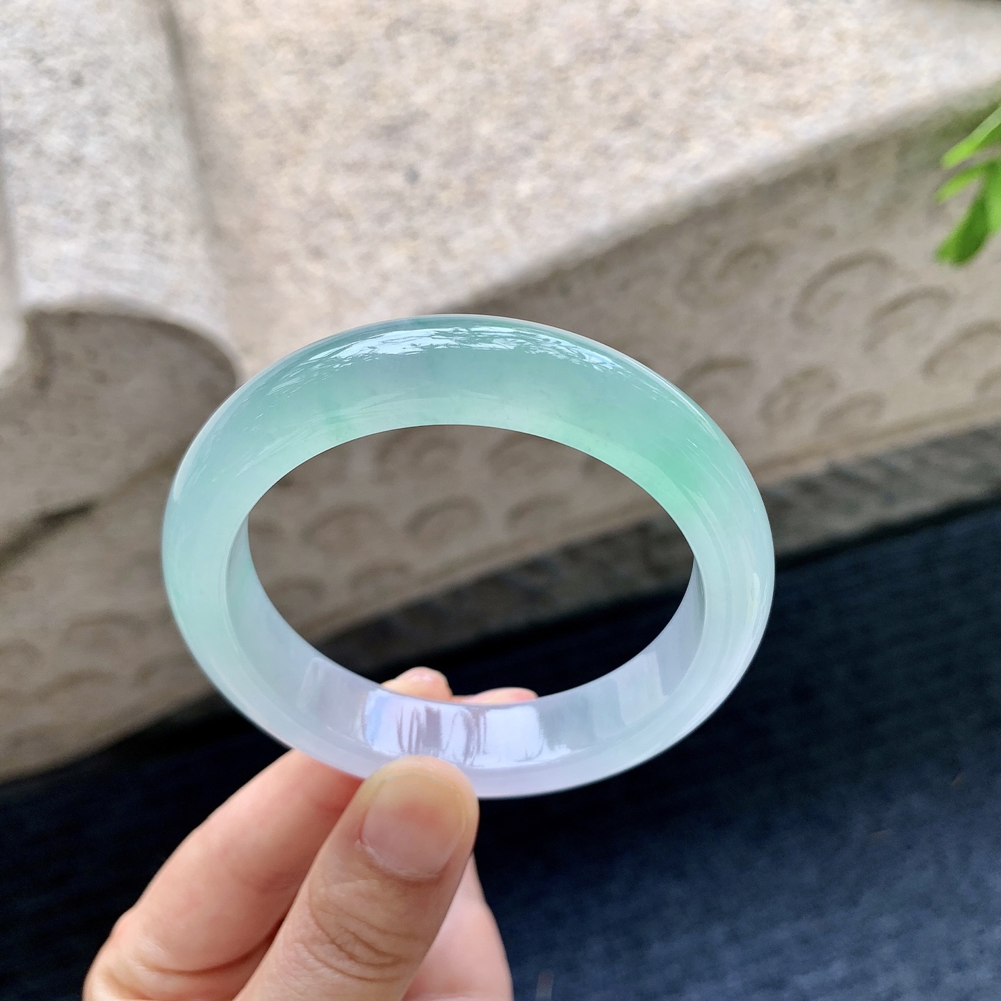 正圈53 54,圈口54.8/13/8.4,编码A3090235,描述冰种飘绿，清透，水润，种老，细腻，打灯有棉线