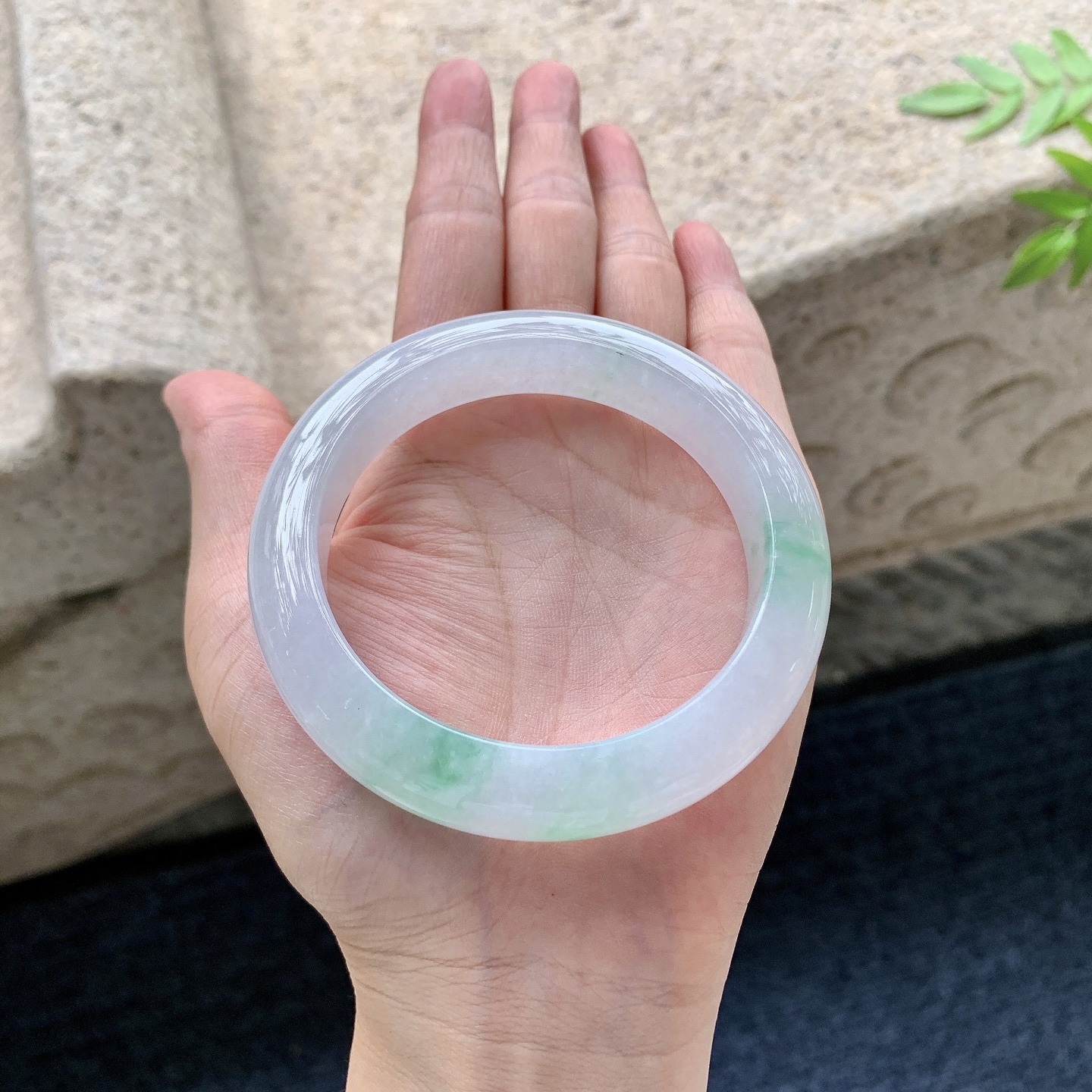 正圈56 57，圈口57.3/12.6/9.4，编码WW083173，描述糯冰飘绿，水润，种老，细腻，打灯有纹线