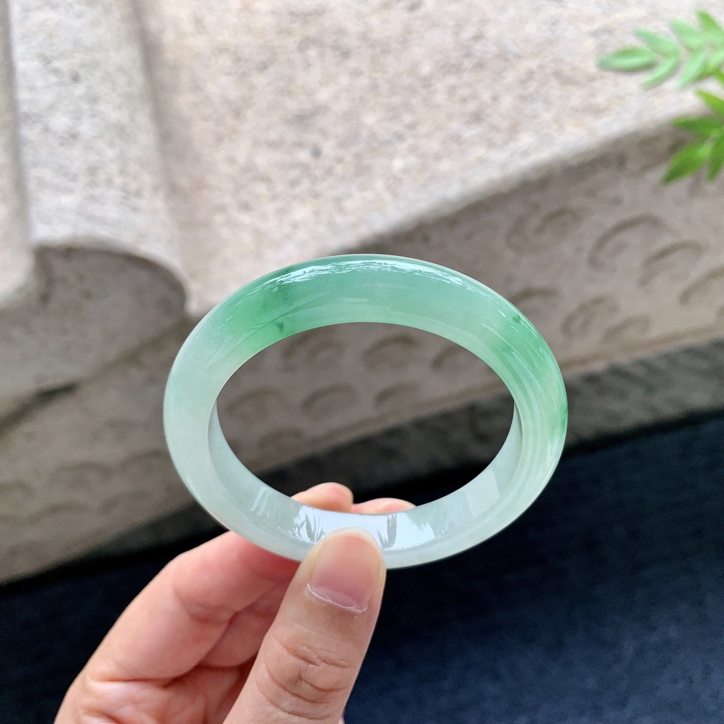 正圈49 50，圈口50.1/10/7.7，编码A1083170，糯冰飘绿，水润，种老，细腻，有纹线