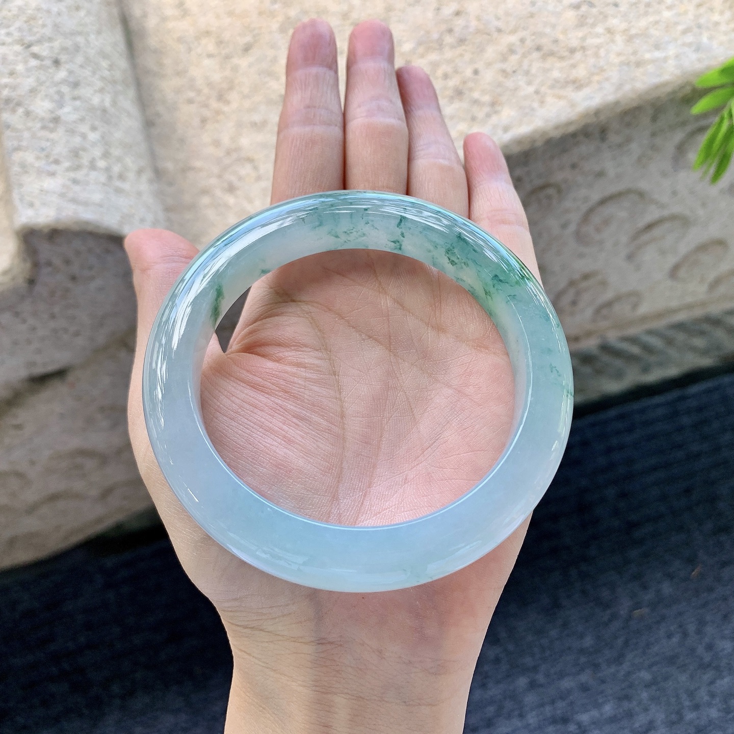 正圈61 62，圈口62.8/12.4/10，编码T1090208，描述冰糯飘花，水润，种老，细腻，打灯有棉纹