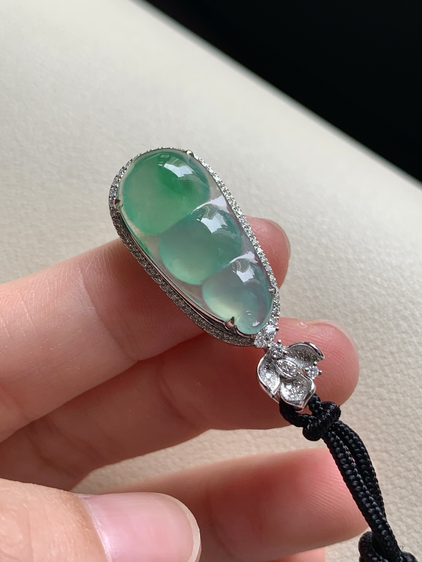 ️【18k金镶嵌福豆吊坠】冰润水透，种老细腻起荧尺寸：成品：31.5*12.2*7.9，裸石：21.9*10.3,b1491