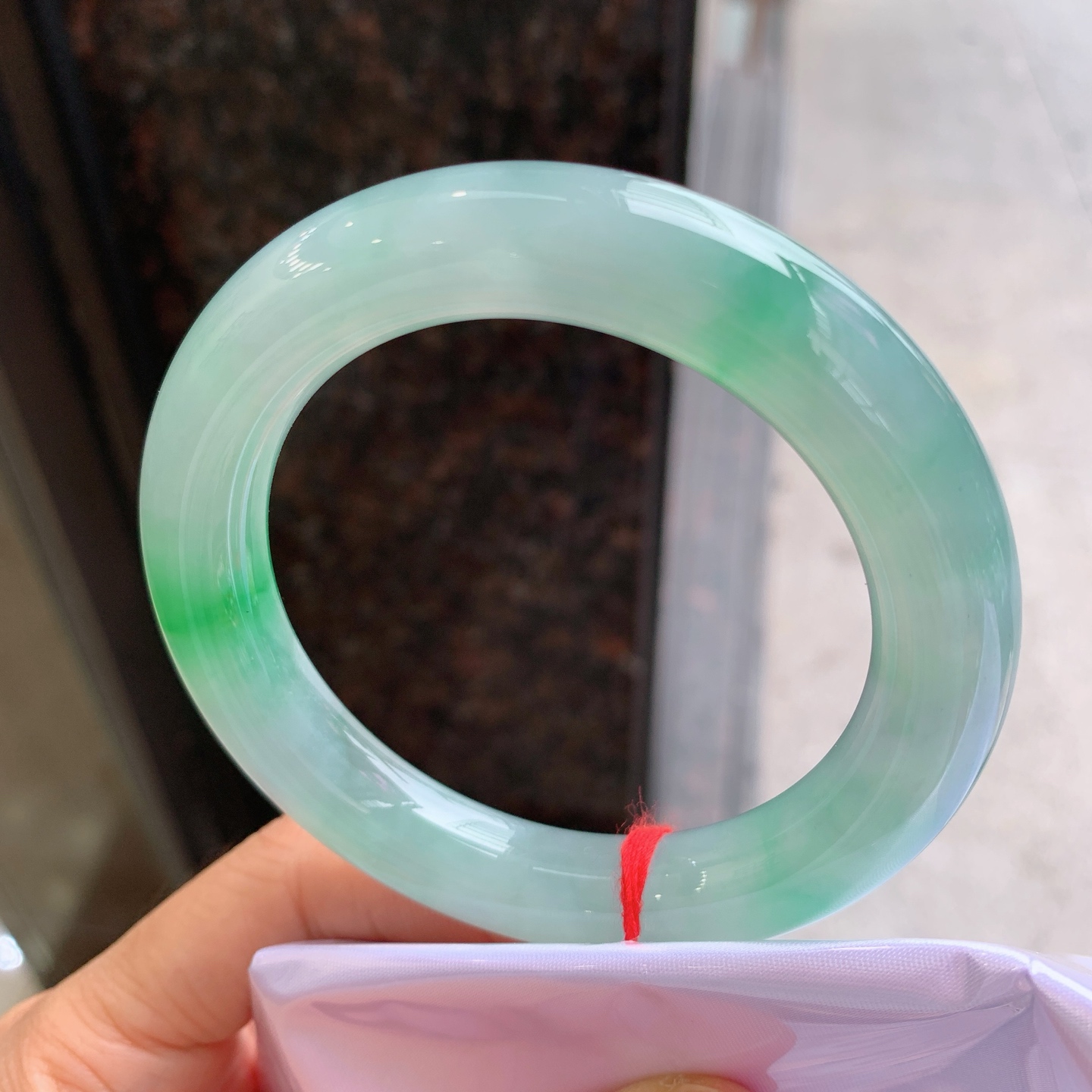 圆条冰飘绿，有一颗黑点，尺寸：57.3/12，冰润