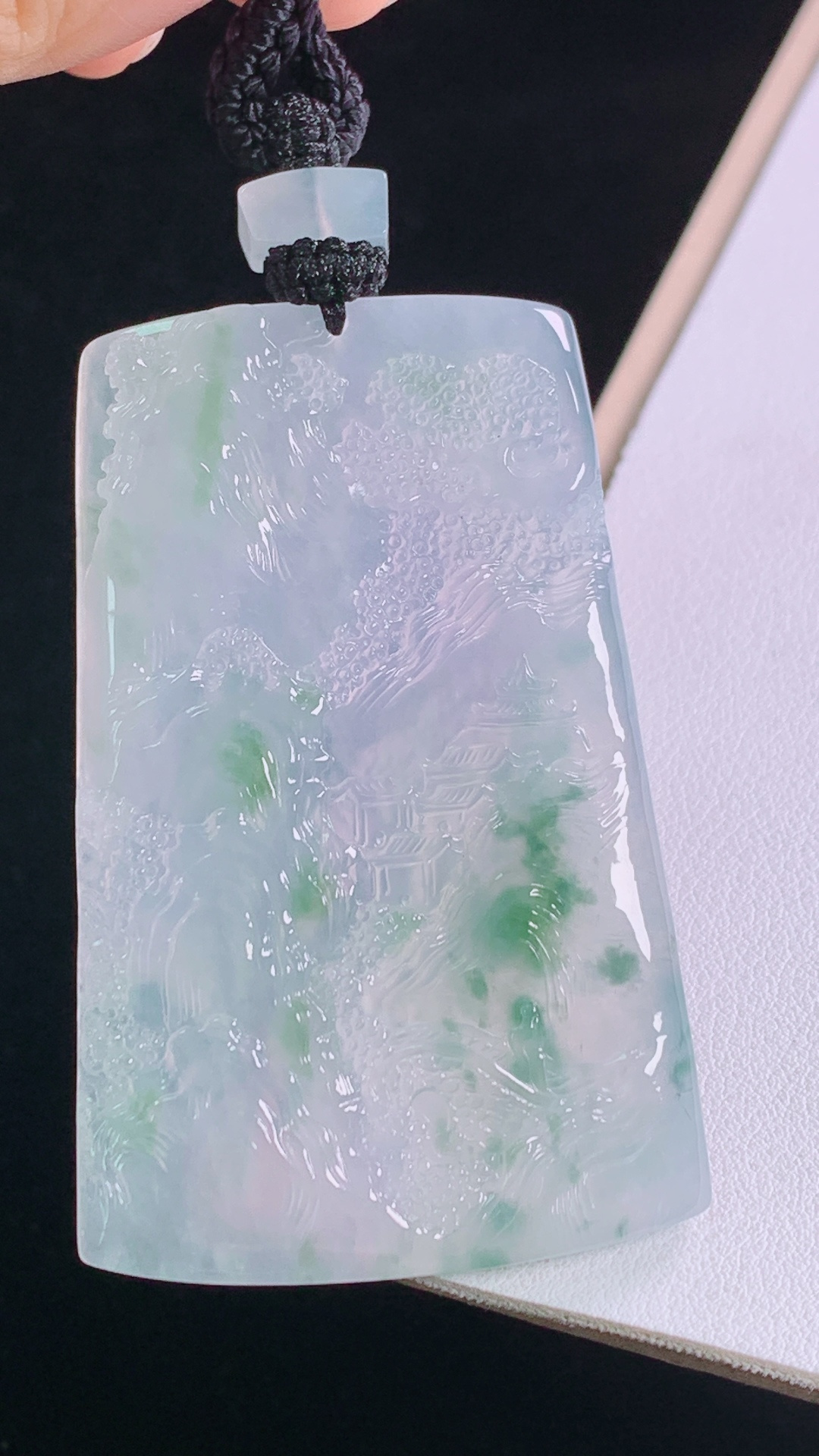 冰飘绿山水牌，翠色灵动，清爽细腻，无裂，尺寸:64.5-41.2-5.1mm