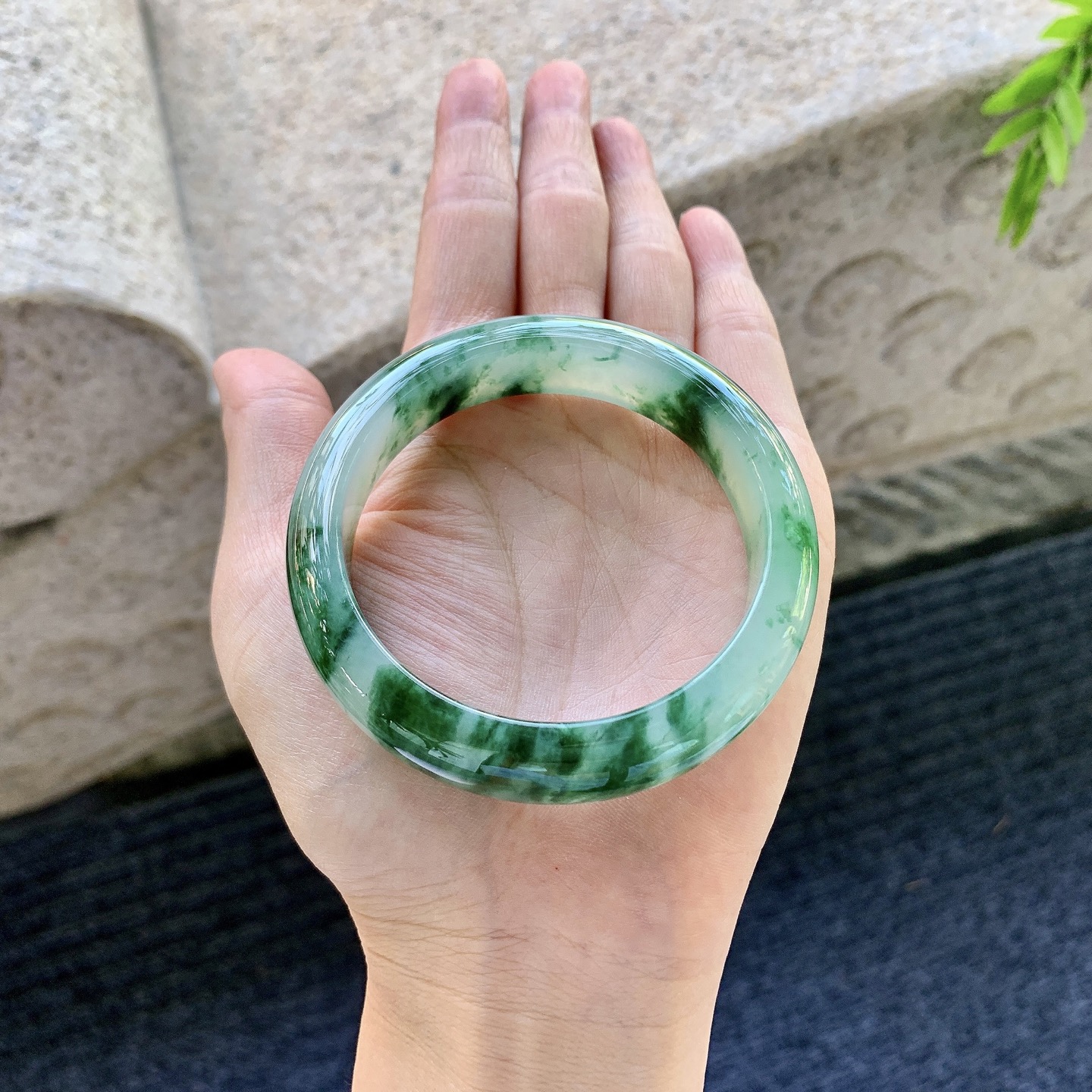 正圈53 54，圈口54.6/13.4/8.2，编码Q5090211，冰糯绿花，水润，种老，细腻，打灯有纹线。
