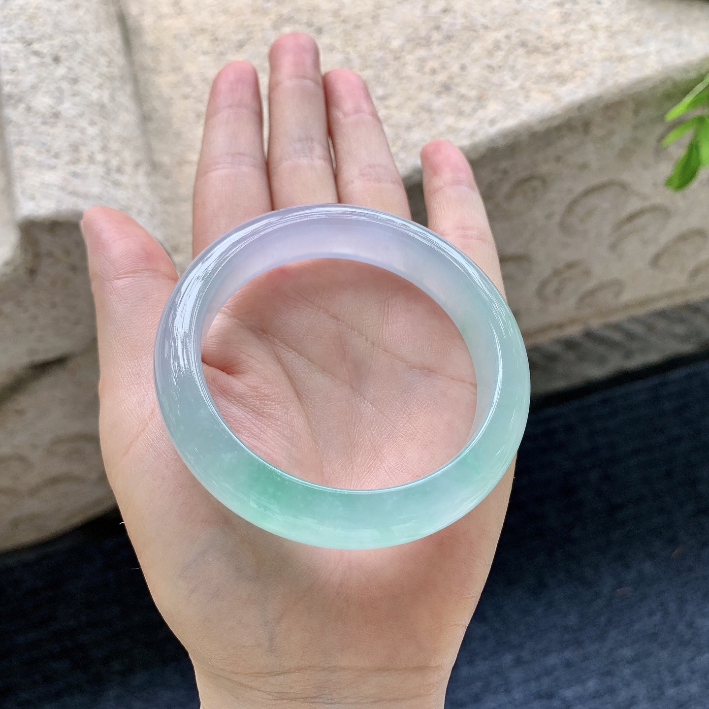 正圈53 54,圈口54.8/13/8.4,编码A3090235,描述冰种飘绿，清透，水润，种老，细