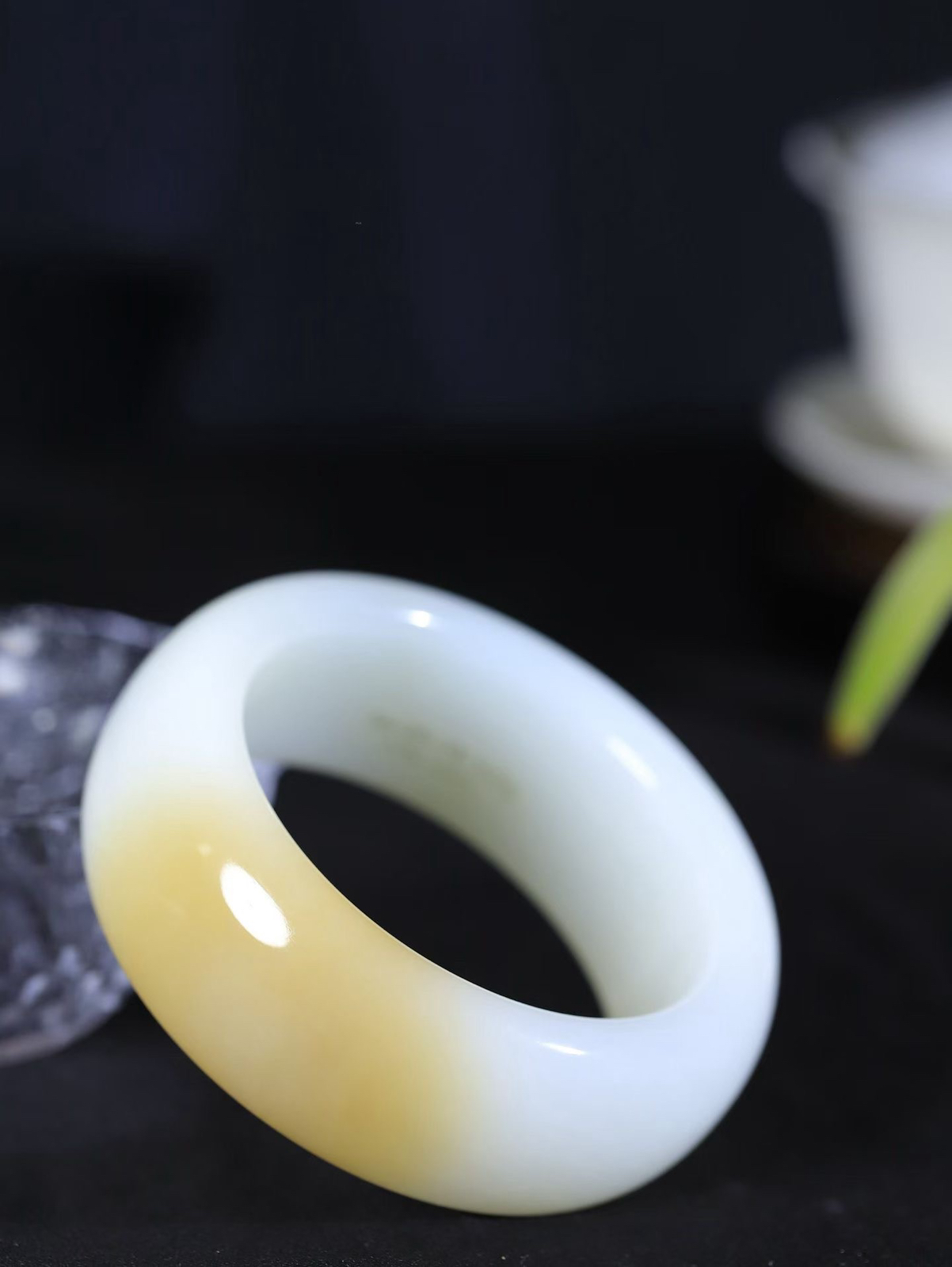 （温柔雅致.手镯）

收藏级臻品️和田玉糖白玉手镯。镯型饱满，温润细腻，脂润沁香。️执一卷书，沏一盏茶，着一袭裙，戴一只镯。淡淡浅笺，素心若兰，静赏玉中诗画。悠悠岁月，芊手轻摘，盛满诗样芳华。重144.16克   内径56mm尺寸25.5-10.8mm   FDA-99801221