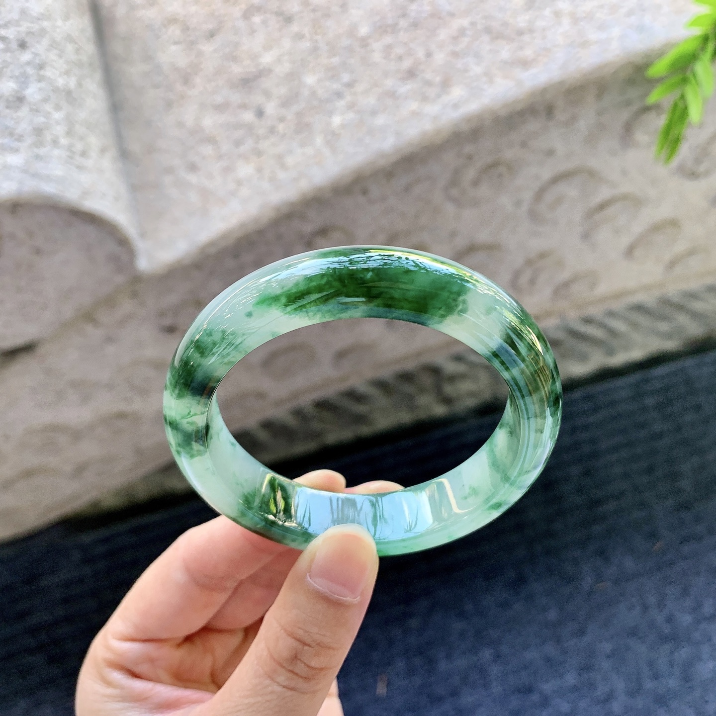 正圈53 54，圈口54.6/13.4/8.2，编码Q5090211，冰糯绿花，水润，种老，细腻，打灯有纹线。