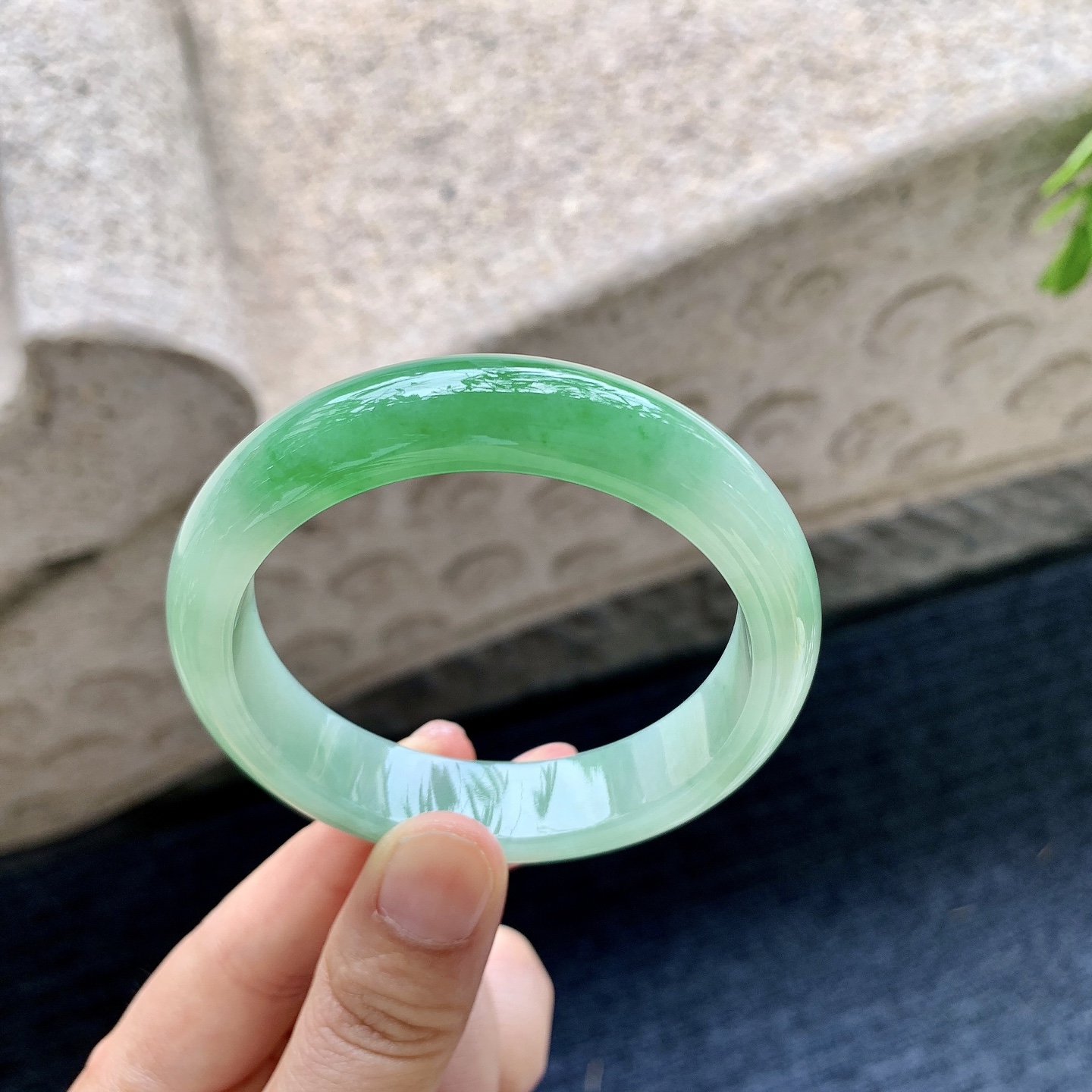 正圈52 53，糯冰飘绿，水润，种老，细腻，打灯有棉线