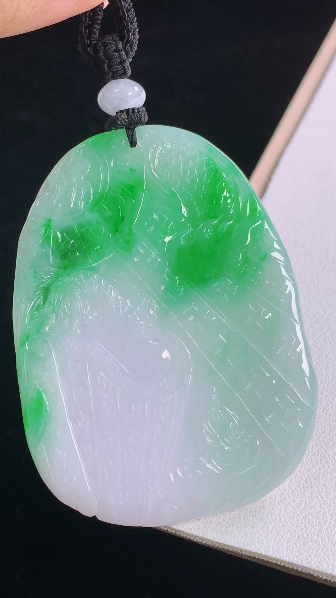 冰飘绿御龙观音，色泽明艳，底子细腻，无裂，尺寸:59.6-44.3-5.6mm，29