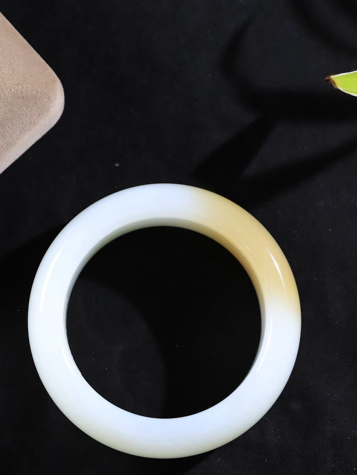 （温柔雅致.手镯）

收藏级臻品️和田玉糖白玉手镯。镯型饱满，温润细腻，脂润沁香。️执一卷书，沏一盏茶，着一袭裙，戴一只镯。淡淡浅笺，素心若兰，静赏玉中诗画。悠悠岁月，芊手轻摘，盛满诗样芳华。重144.16克   内径56mm尺寸25.5-10.8mm   FDA-99801221