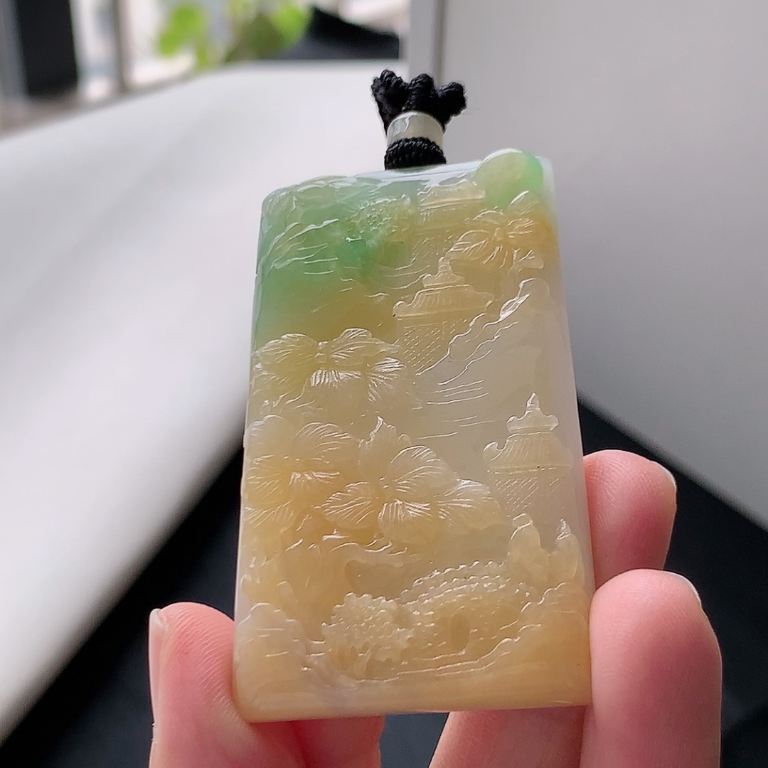 三彩山水牌挂件 种老水润，底子细腻，佩戴简单大方，货号109831，55.7-32.4-6.3
