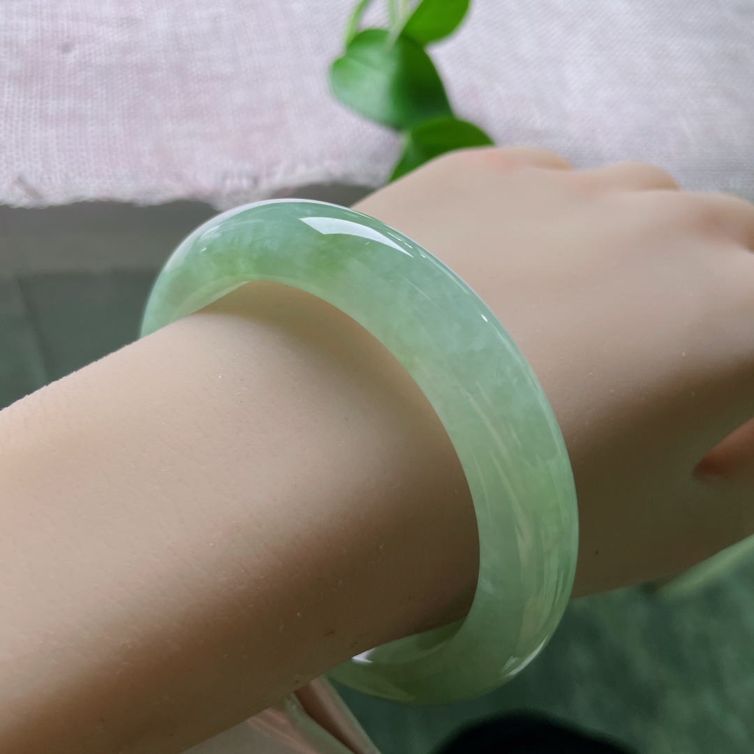 浅绿色正圈，无裂，油润湖水绿，质地柔和温润，低调耐看适配日常。ss54991a。