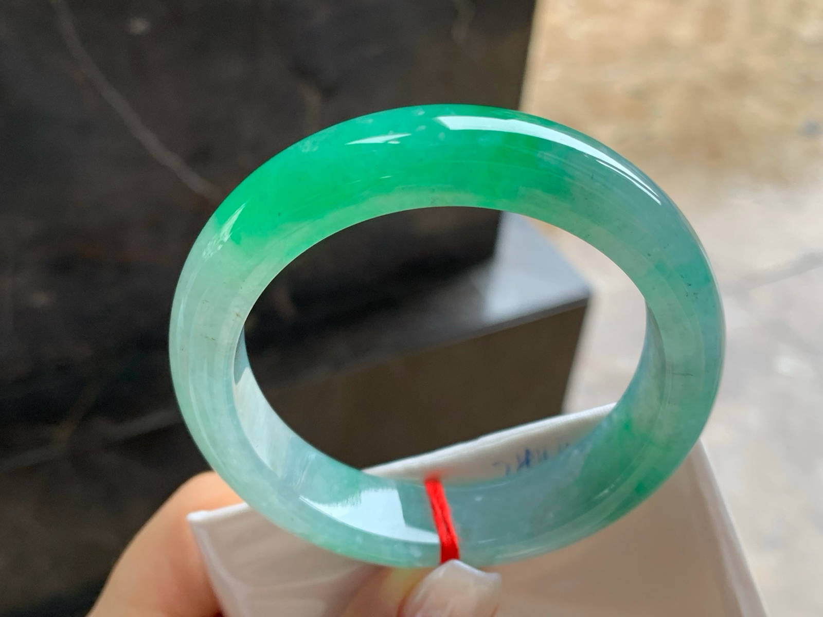 54-13.3-8.7
阳绿色手镯^_^有种有色～上手漂亮