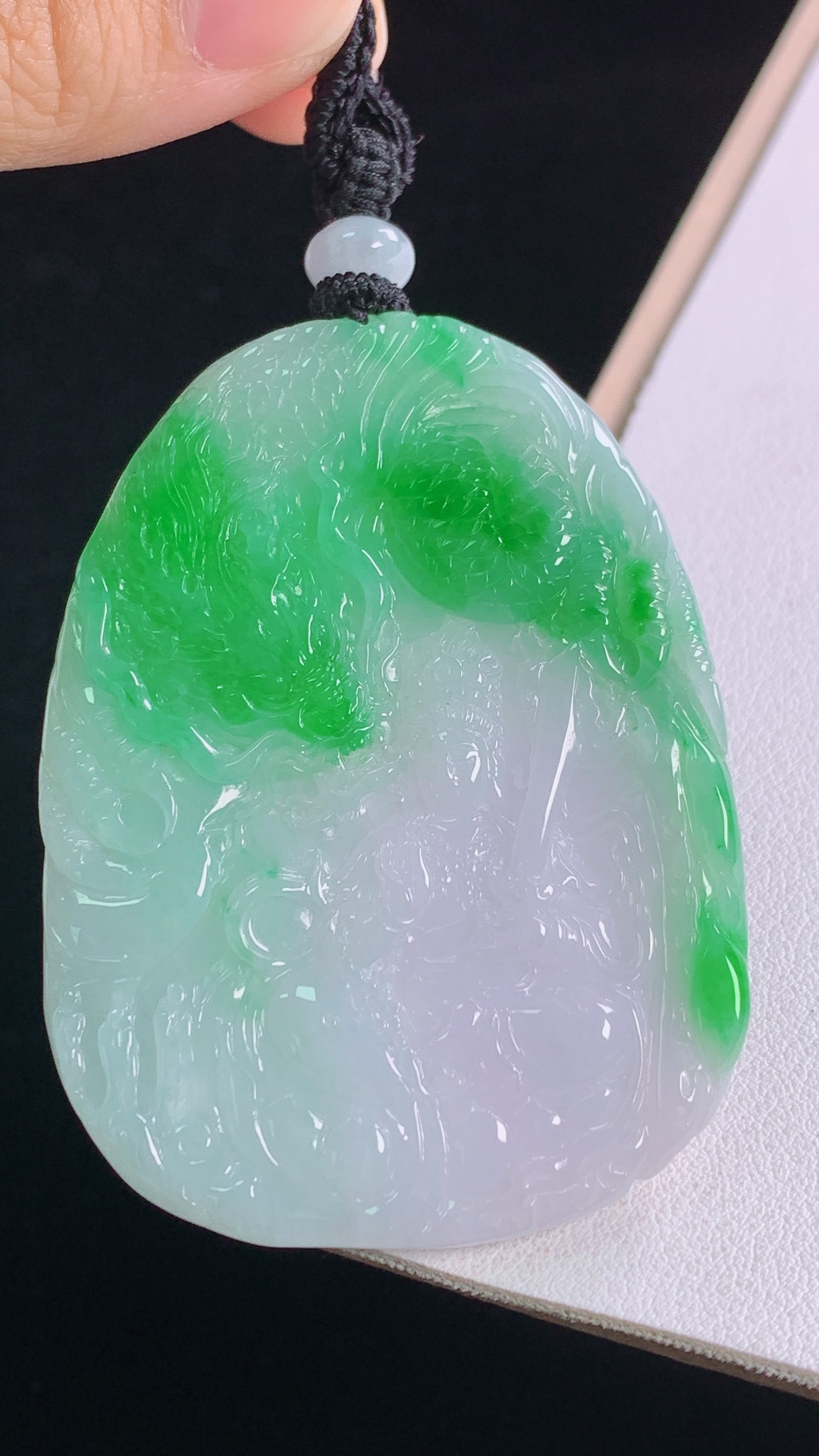 冰飘绿御龙观音，色泽明艳，底子细腻，无裂，尺寸:59.6-44.3-5.6mm，29