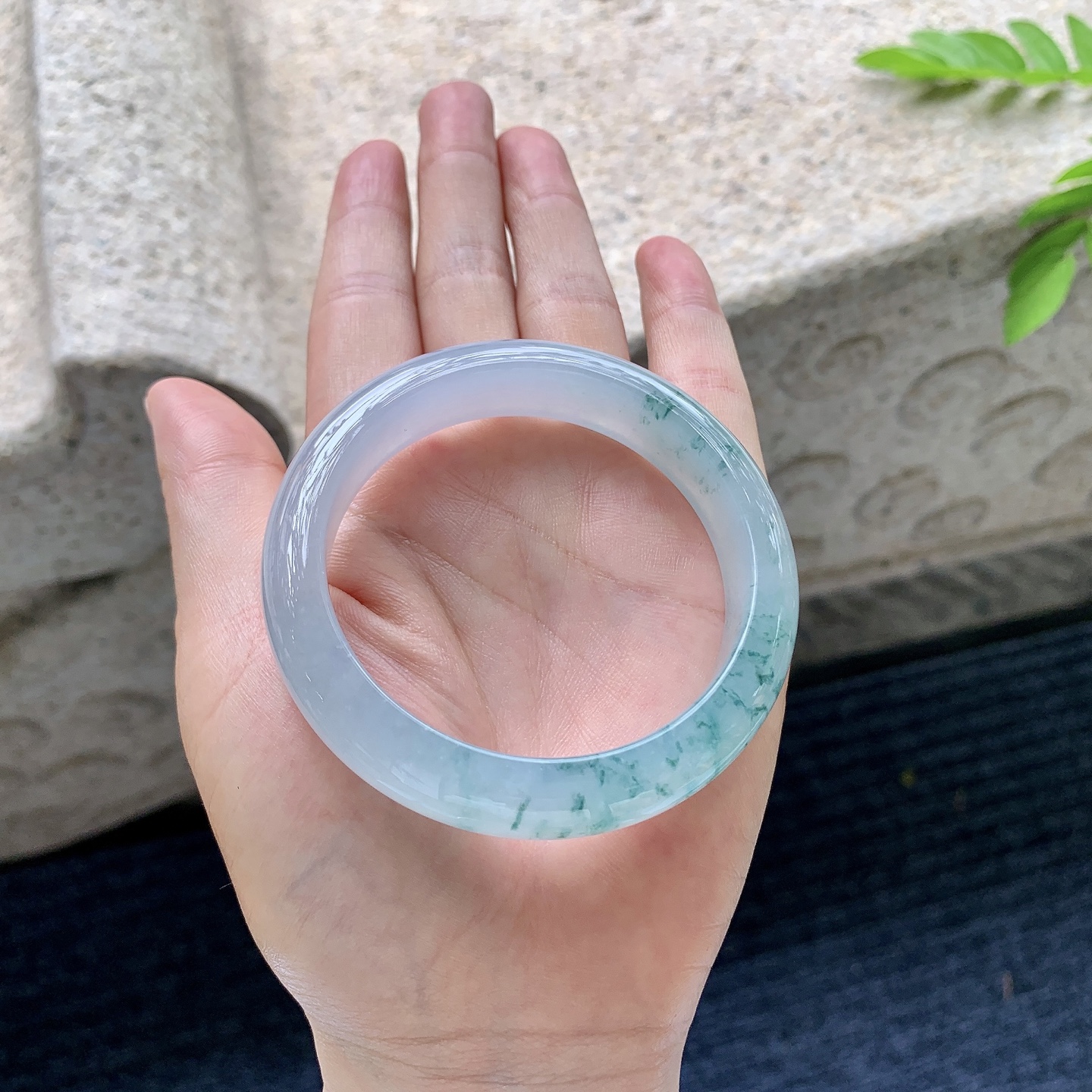 正圈52 53，圈口53.3/12.6/8，编码T1073008，描述：冰糯飘花，水润，种老，细腻，无裂。