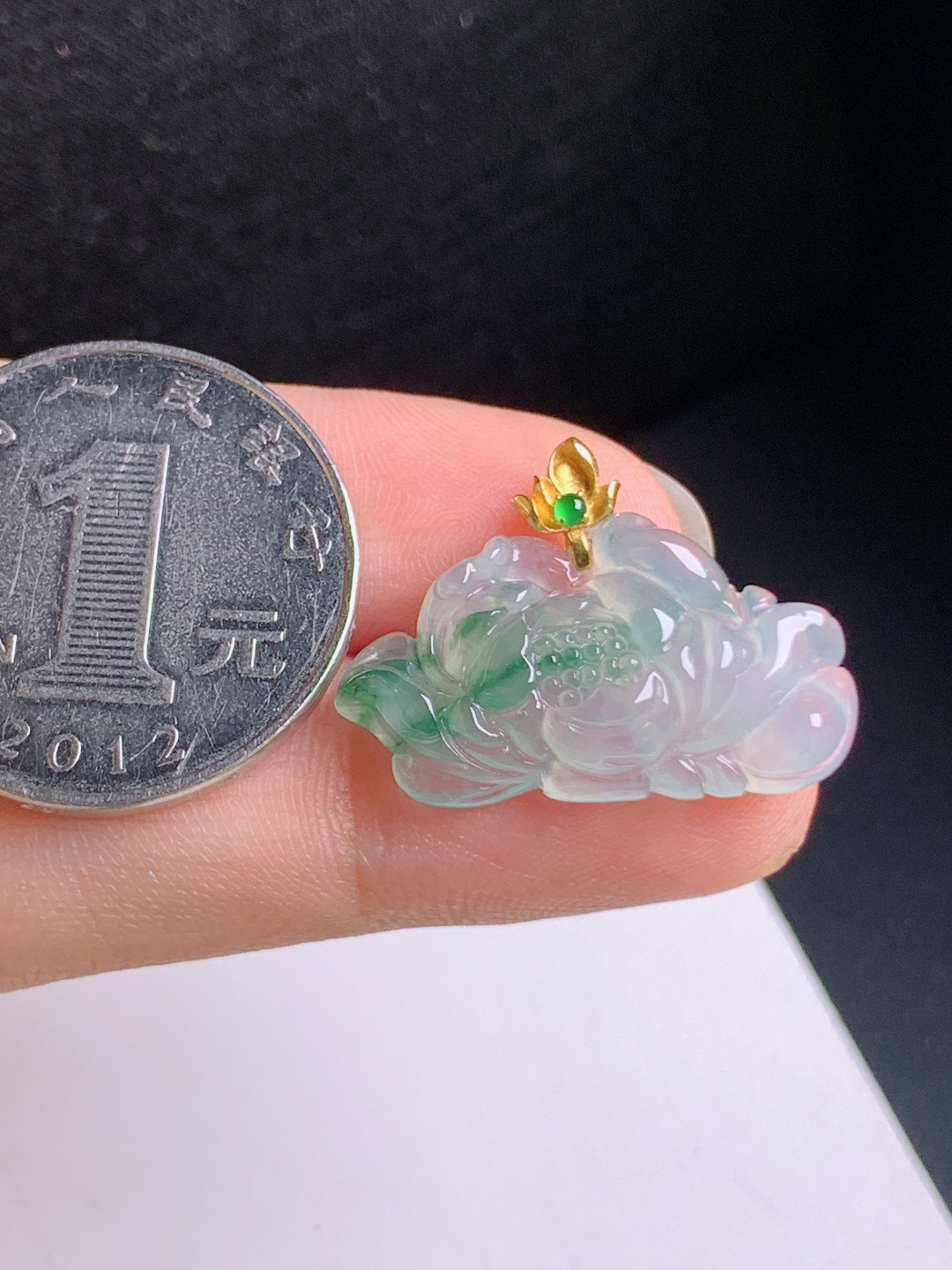 冰种飘绿莲花吊坠，冰润起光，花色灵动，温婉大气，清正雅致