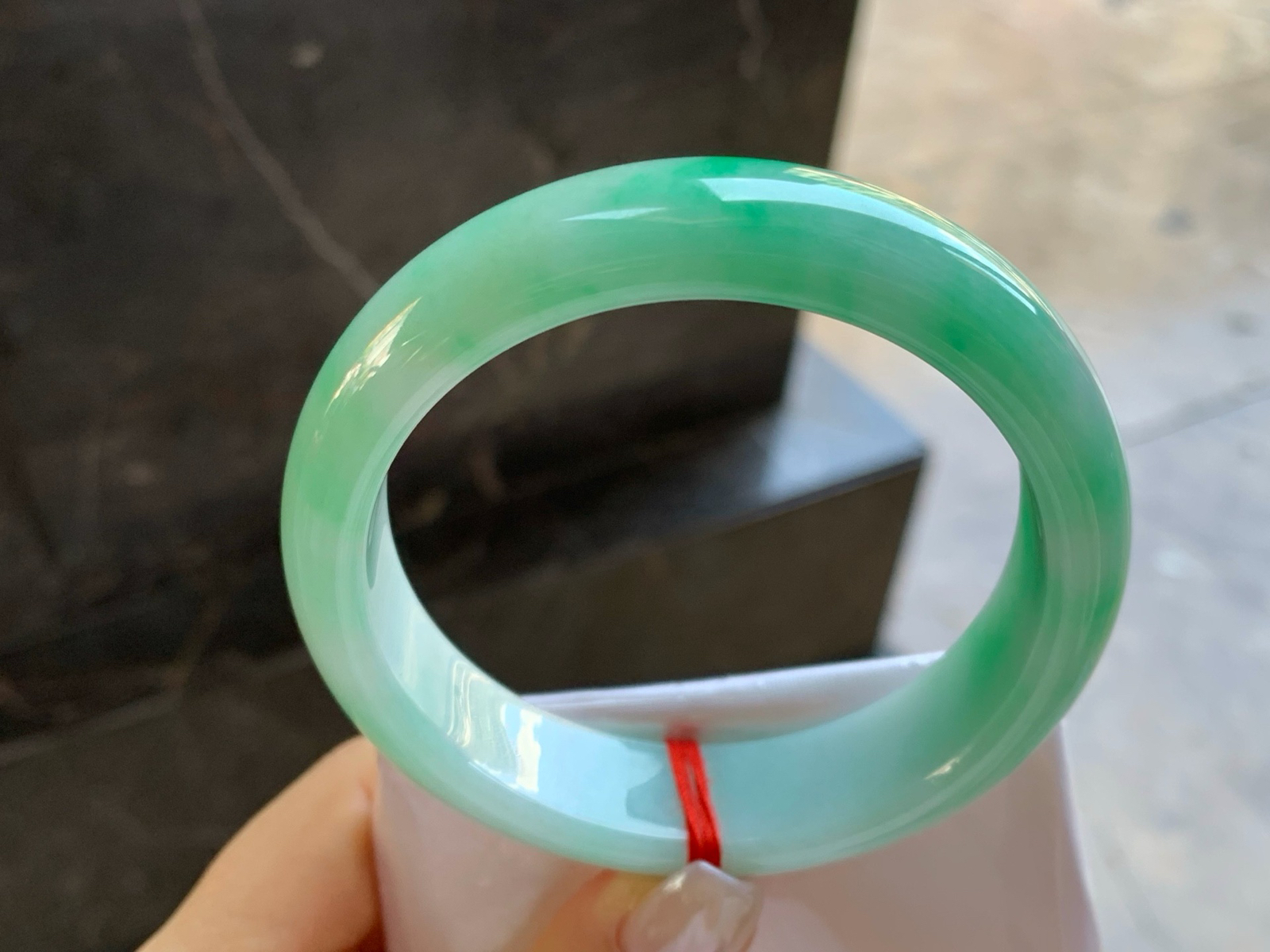 60.5-16.2-8.5
带色大圈口手镯^_^底子细腻 绿色浓郁