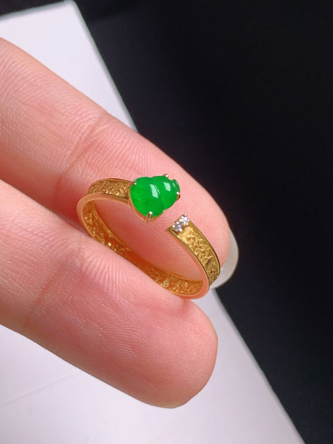 冰阳绿葫芦戒指，色泽鲜亮，精致小巧，福禄相伴，裸石5.8-4.6-2.1，圈口13