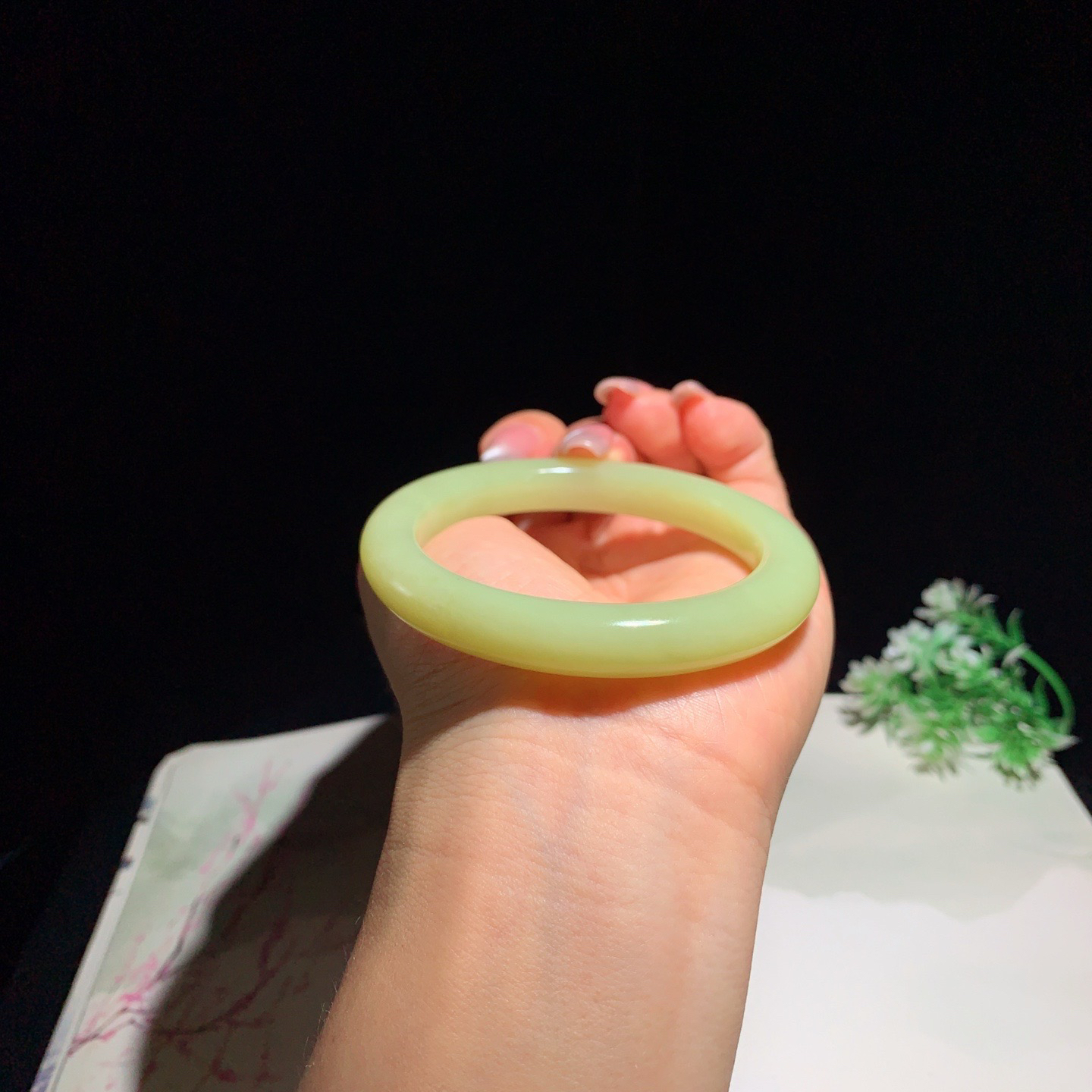 和田玉54圈黄口料手镯！圈口54玉质细腻油润 底色纯净 脂粉好，品质高。