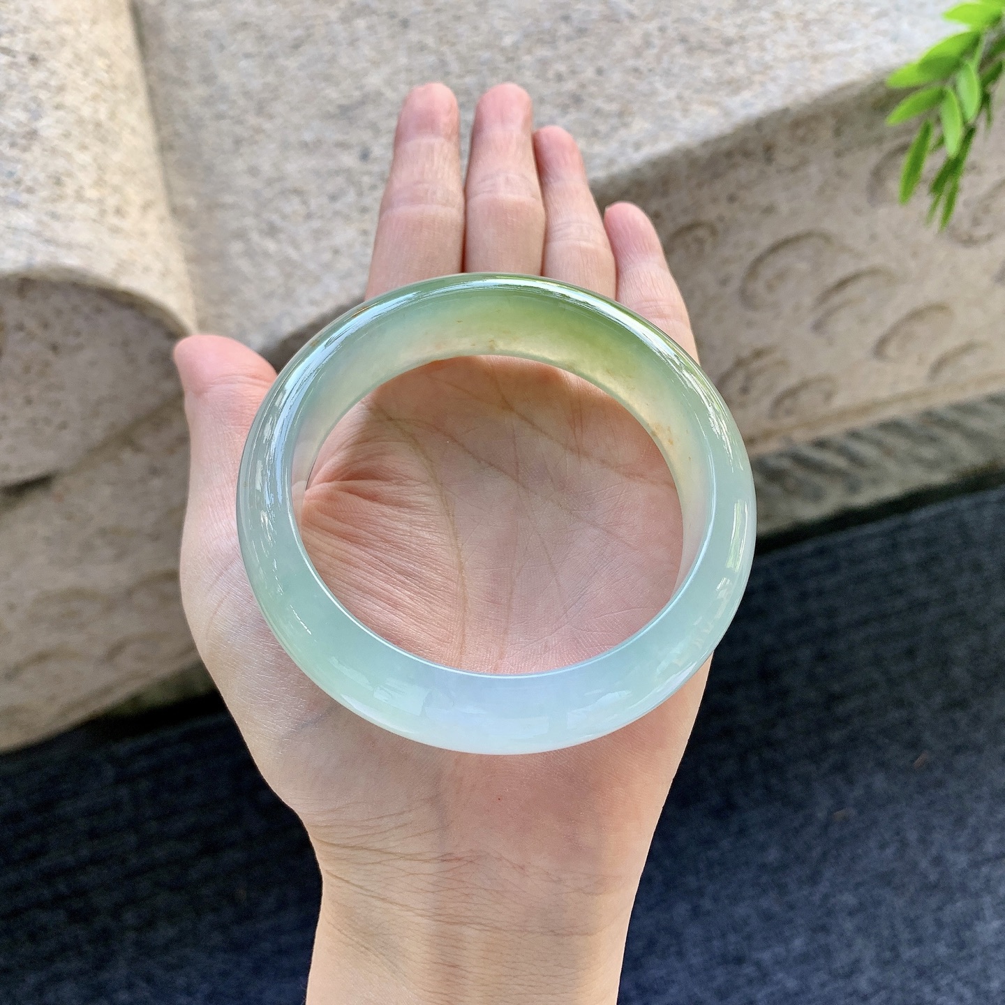 正圈59 60，冰糯飘黄翡，宽版，清透，水润，种老，细腻，有絮线