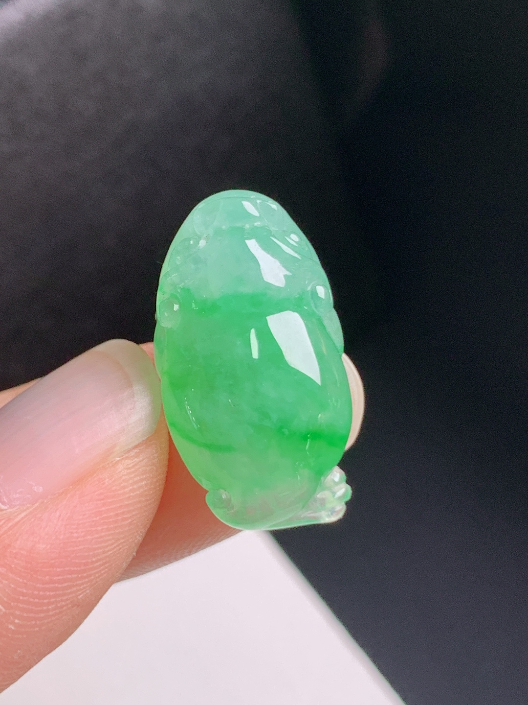 冰飘绿金蟾，翠色鲜亮，雕工精致，招财纳福