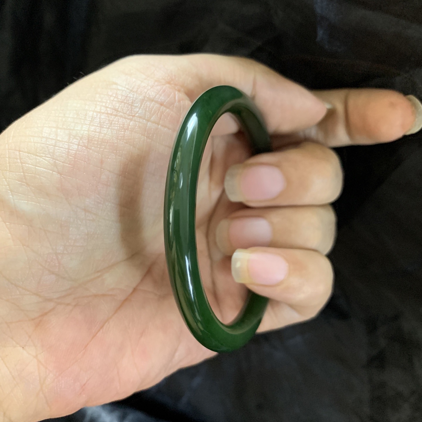 和田玉碧玉56圈口菠菜绿手镯，精品碧玉美人条，镯型古朴典雅。在诗情画意的雨巷相遇，你是我腕间的一抹风情，有你眸有深情.清风荡漾湖间静水，我愿俯身低眉，在烟波涟漪处寻
