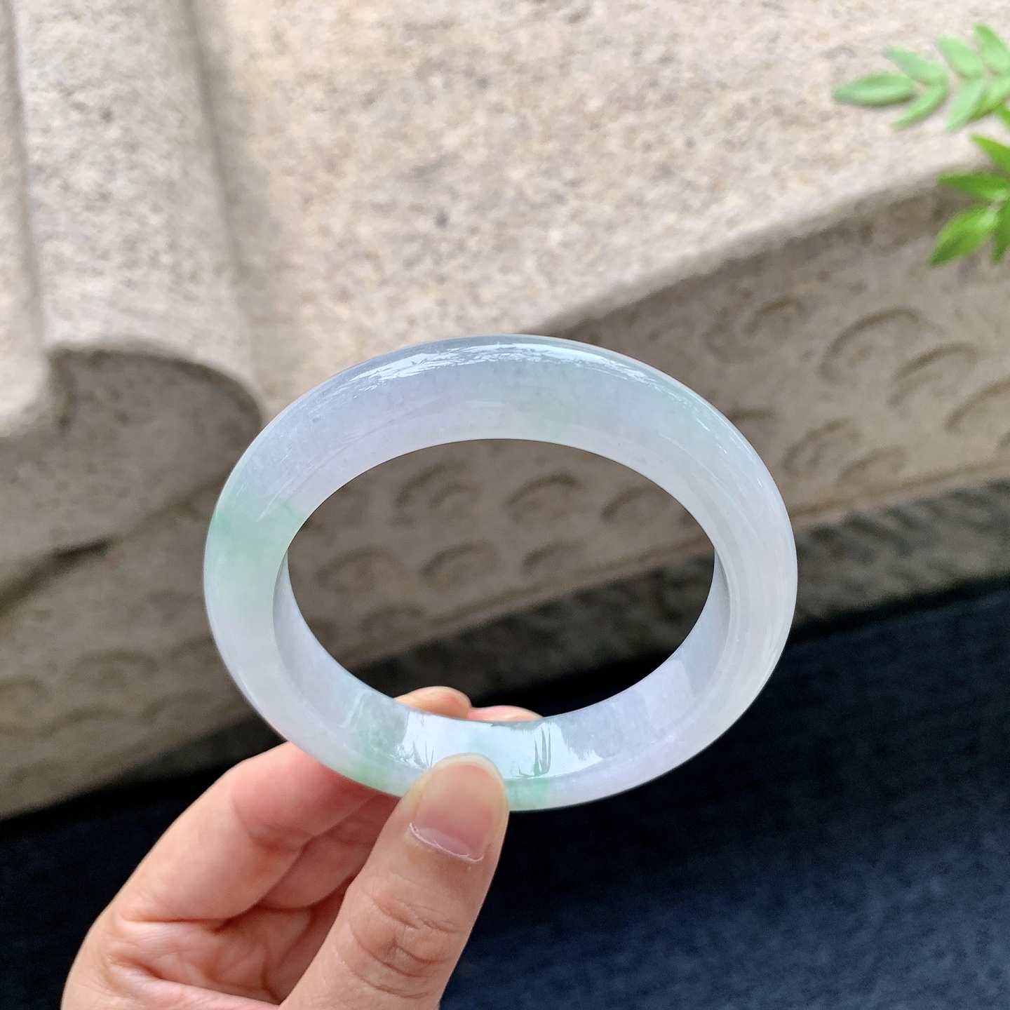 正圈56 57，圈口57.3/12.6/9.4，编码WW083173，描述糯冰飘绿，水润，种老，细腻，打灯有纹线