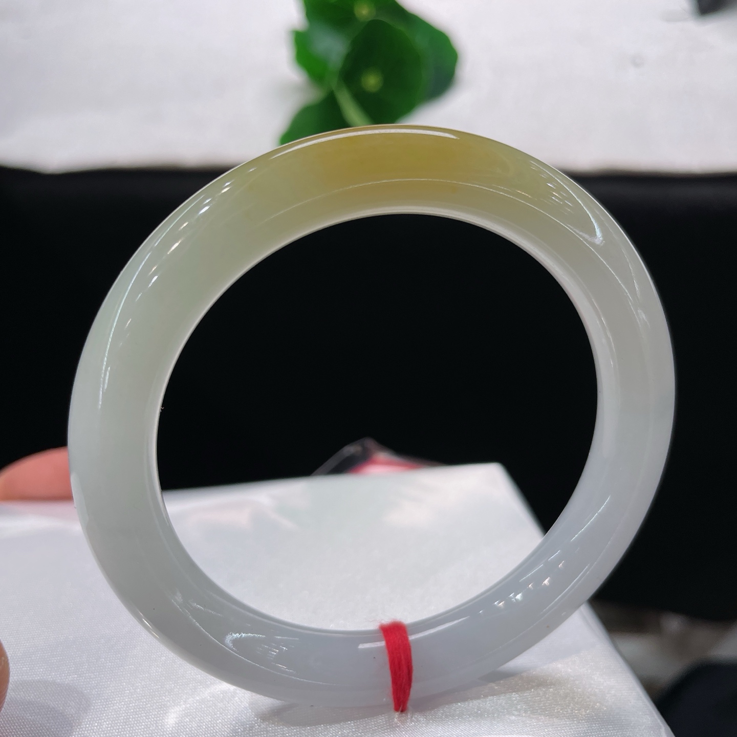 圈口58.2/9.8，黄翡圆条，正圈58/59可戴，似霜凝素玉，通透温润澄澈，一抹暖黄焦糖。无裂