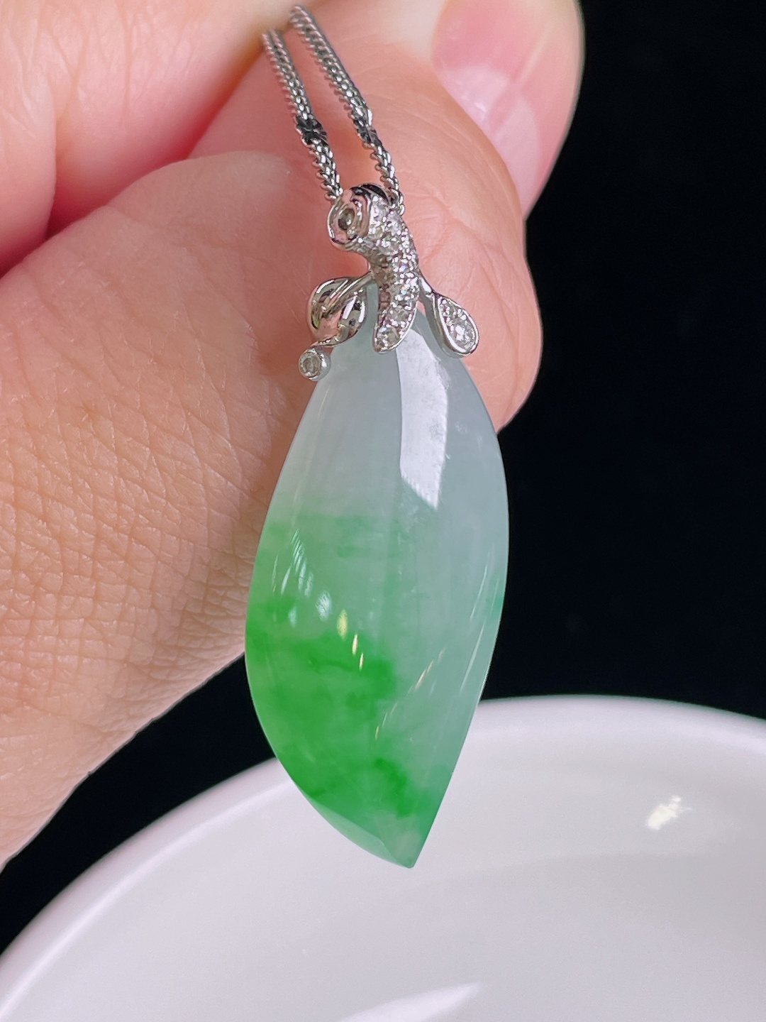 冰绿随形，18k镶嵌，老种起光，细底通透，尺寸：35.4裸石29.7/13/8mm0901