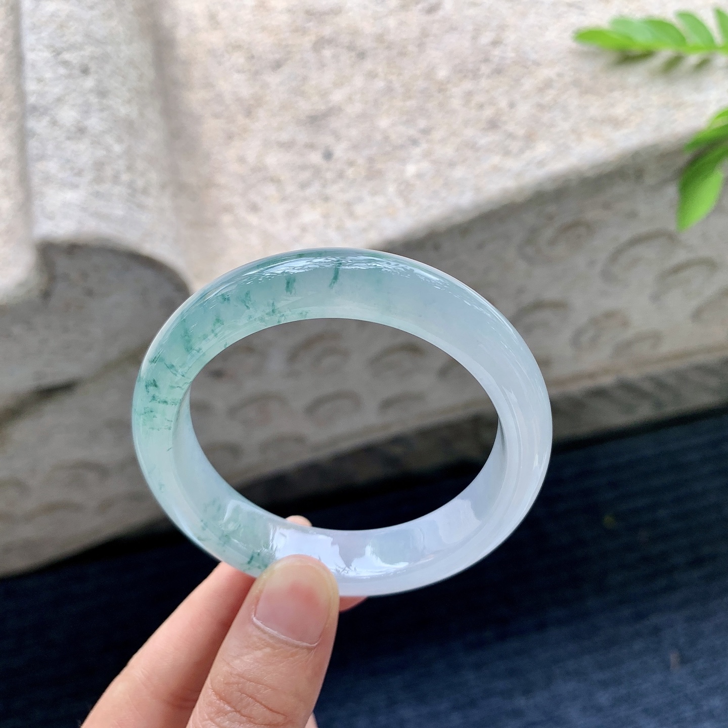正圈52 53，圈口53.3/12.6/8，编码T1073008，描述：冰糯飘花，水润，种老，细腻，无裂。
