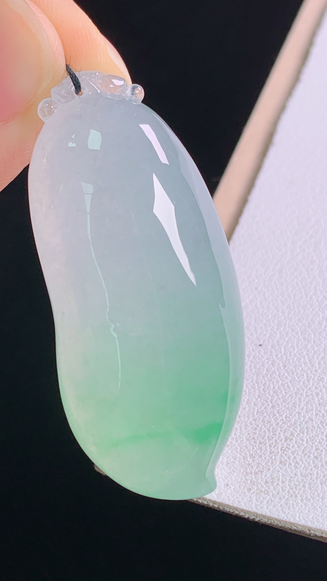 冰飘绿福瓜，色泽清新，胶感荧光，无裂，尺寸:48.3-20.8-12.3mm