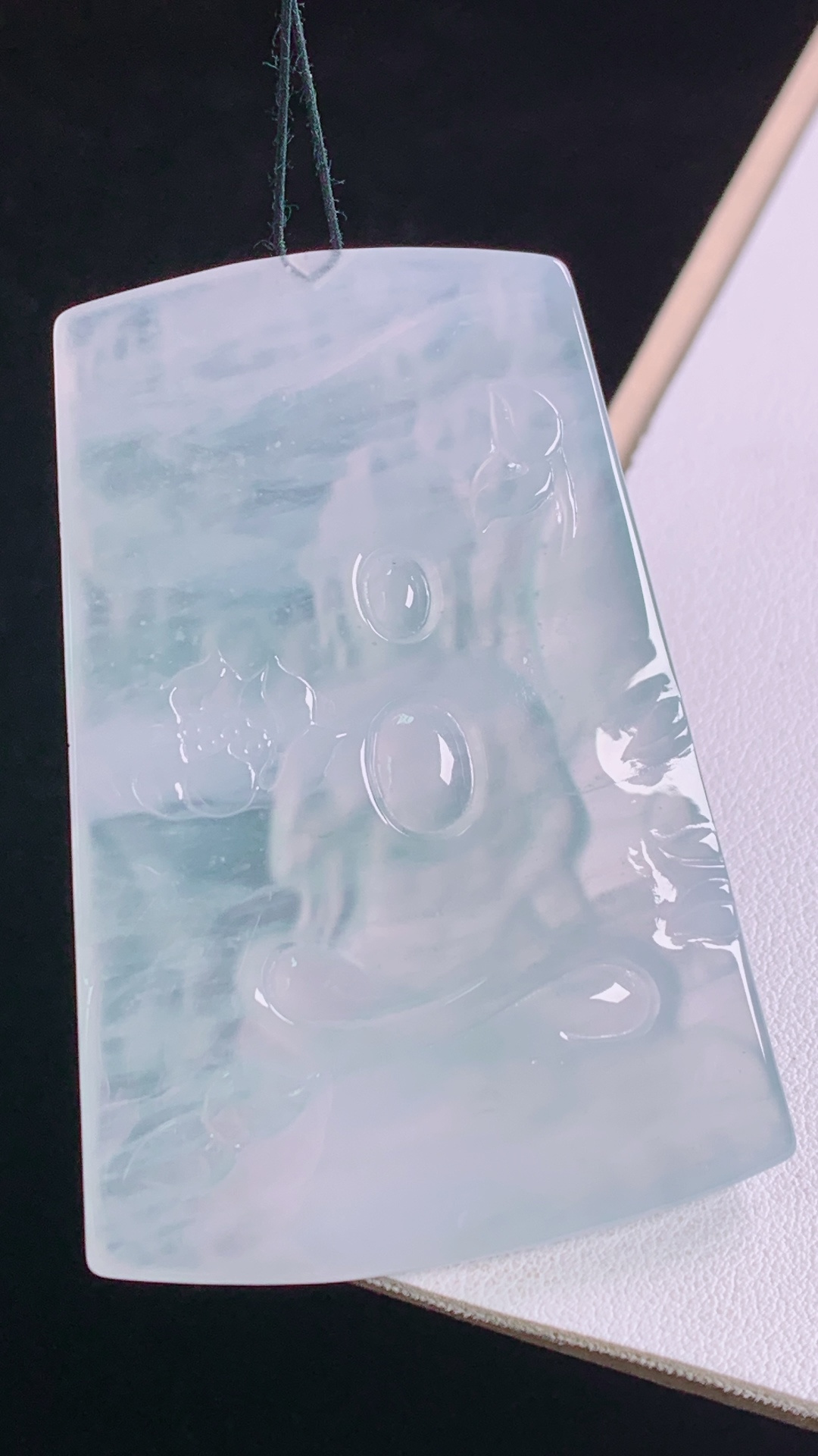 高冰飘花大势至菩萨,冰透起光，花色灵动，无裂,尺寸:65.6-46.0-5.9mm 29