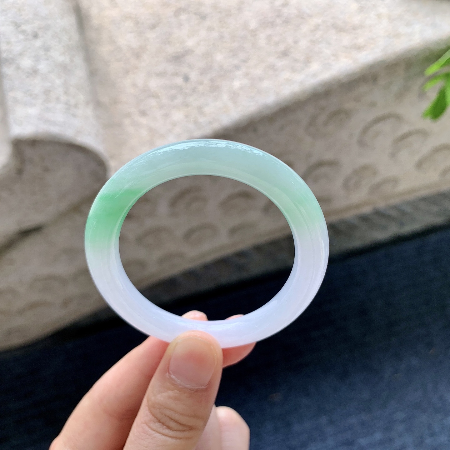 贵妃52 53，圈口53.3/43.6/7.8，编码G7090236，描述：春彩，水润，种老，细腻，无裂。