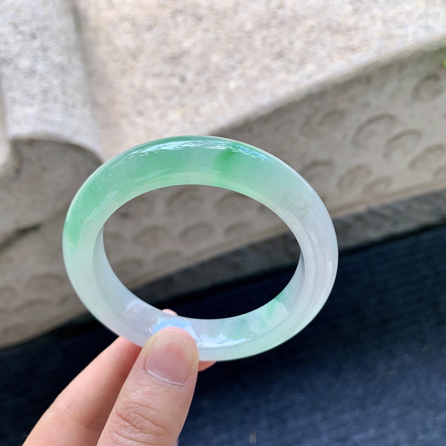 正圈52 53，圈口53/12/8.8，编码G9090221，冰糯飘绿，水润，种老，细腻，有纹线