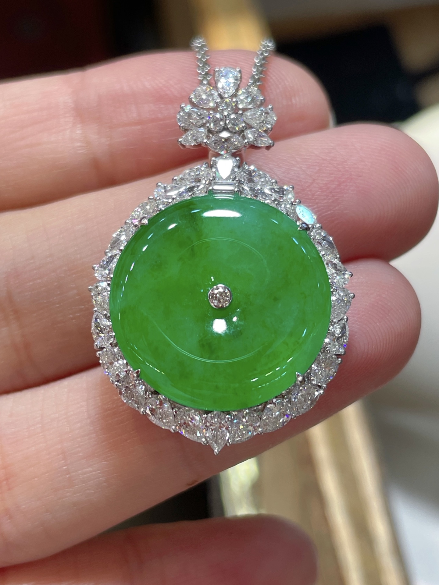 ️翡翠满绿平安扣吊坠，质量货，光感强烈，种老细腻，料子水润通透，18k镶，佩戴效果佳，33.8-22.6-9.1