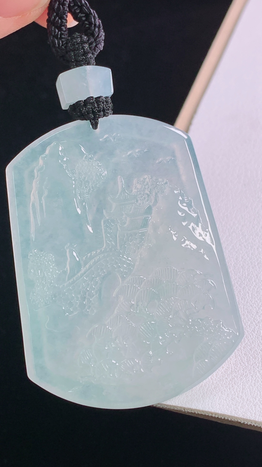 山水牌,种水，冰透起光，无裂,尺寸:55.1-41.7-5.9mm