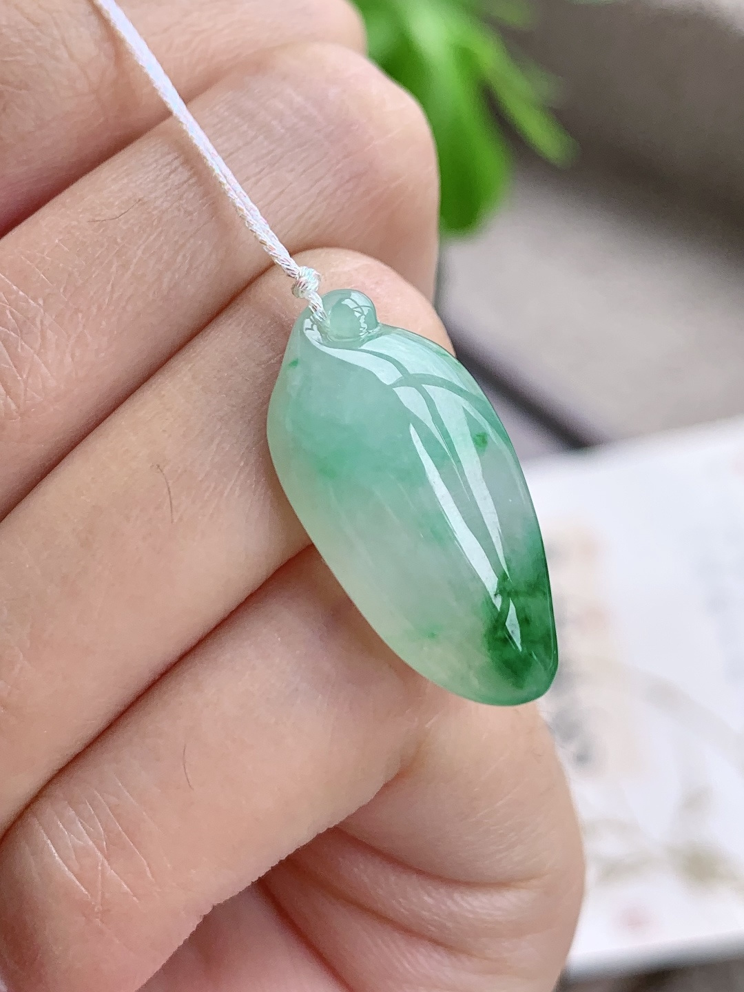 糯冰飘绿花福瓜吊坠,缅料 性比高 厚装 飘花,尺寸26.4-13-7.1,重量4克