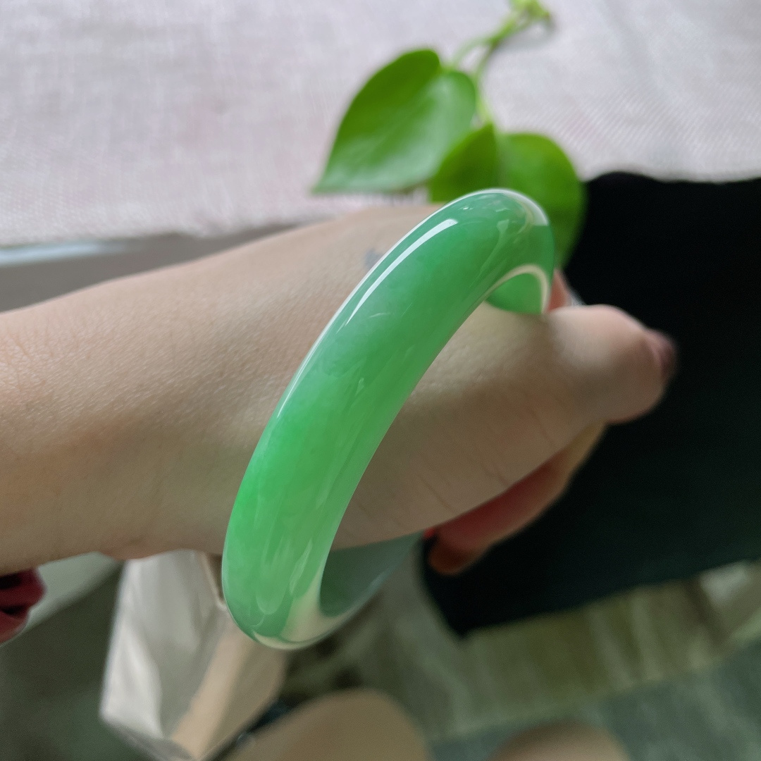 绿底正圈，水润细腻，婉间一抹绿，沉静而有力量，贵气，有点沙眼，无裂，ss56654a