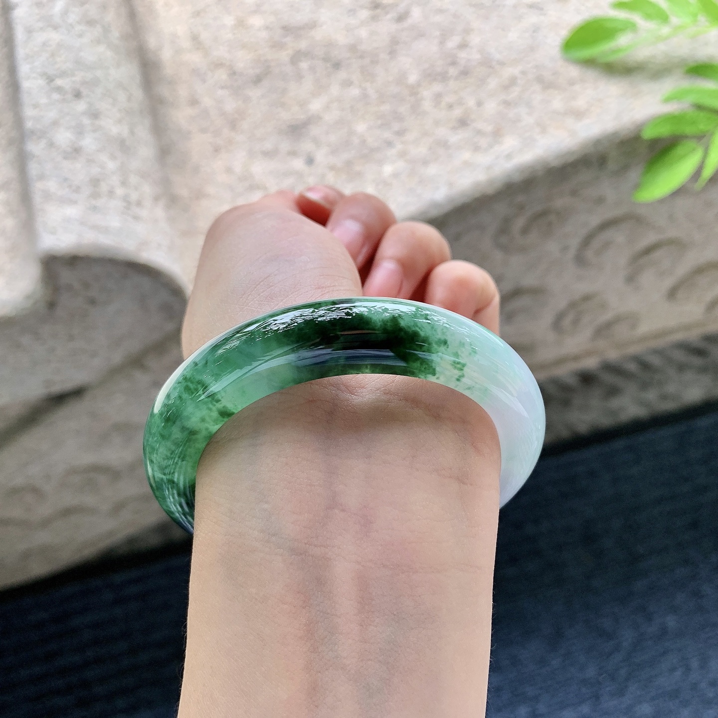 正圈54 55，圈口55/12.2/9.3，编码BA090277，描述冰糯飘辣绿，水润，种老，细腻，有棉絮
