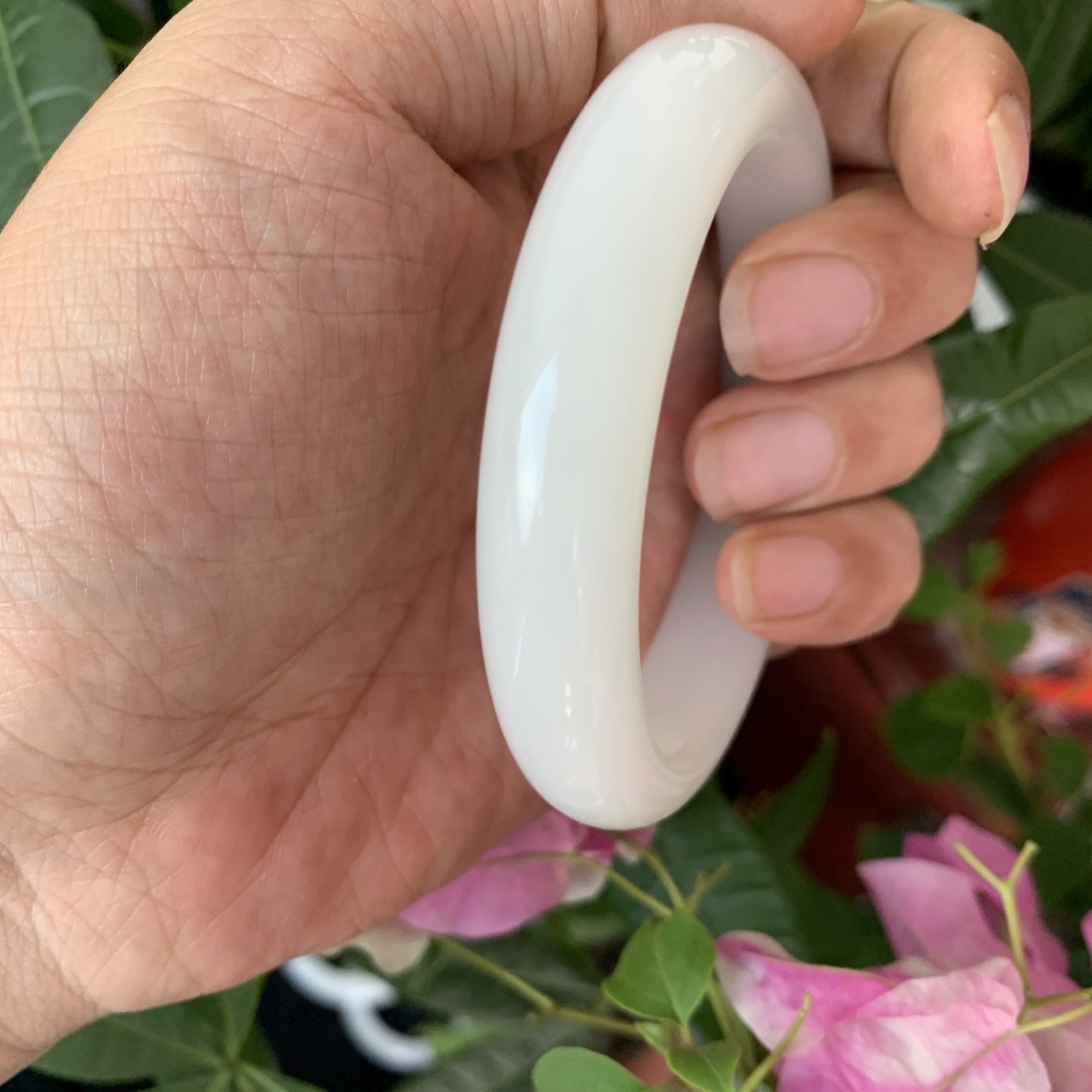 56.5圈口和田玉羊脂白手镯，和田玉56.5圈口手镯，镯型古朴典雅。在诗情画意的雨巷相遇，你是我腕间的一抹风情，有你眸有深情.清风荡漾湖间静水，我愿俯身低眉，在烟波涟漪处寻