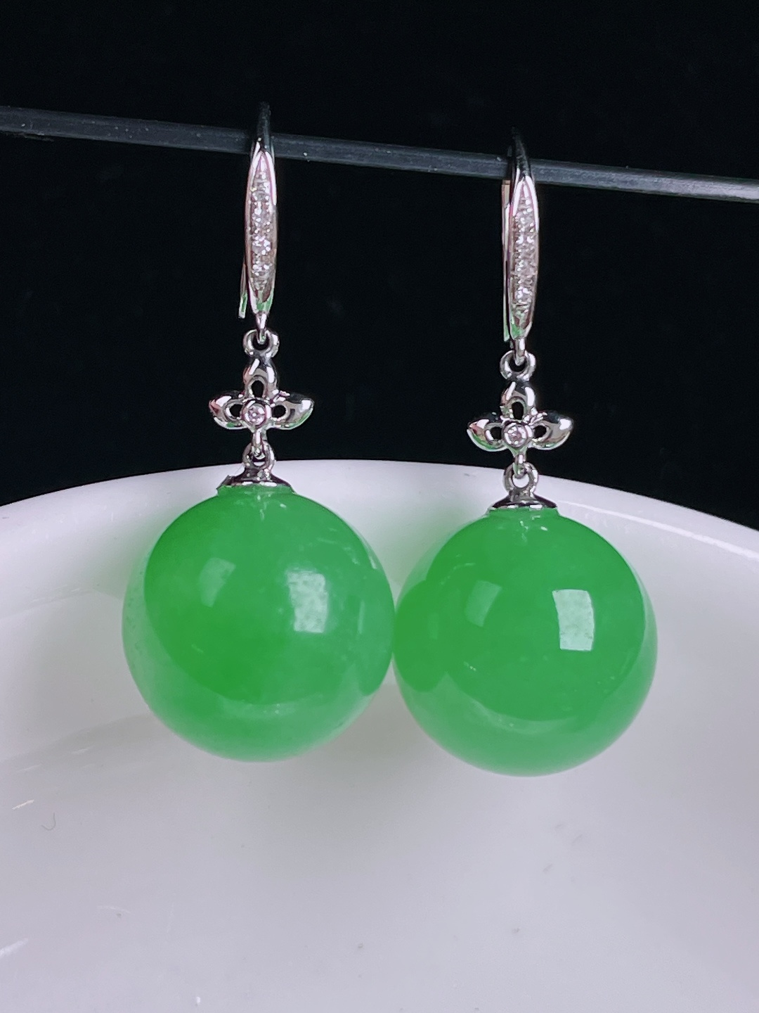 ️阳绿圆珠耳坠，18k镶嵌，老种起光，细底通透，尺寸：裸石12.6mm0901