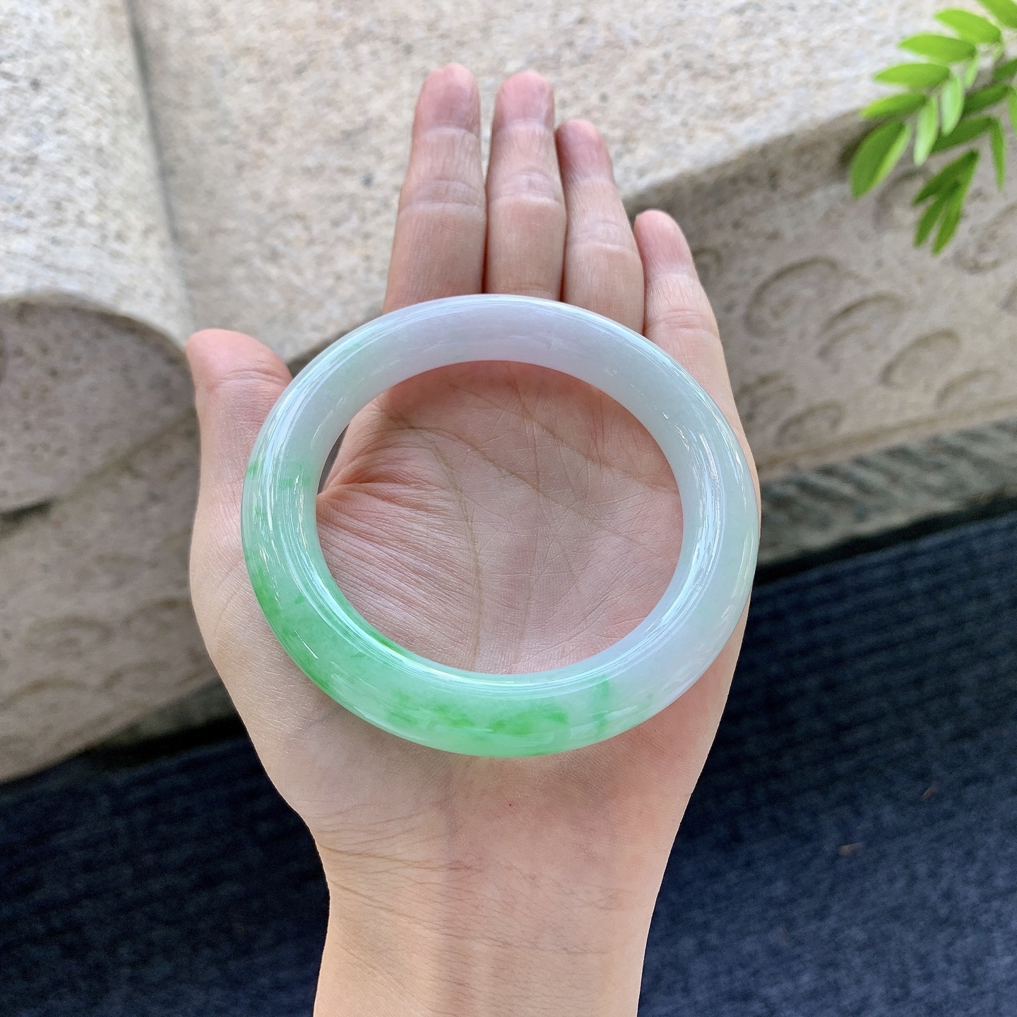圆条55 56，圈口56/10.4/10.7，编码A3090201，细糯飘阳绿，水润，种老，细腻，无裂。