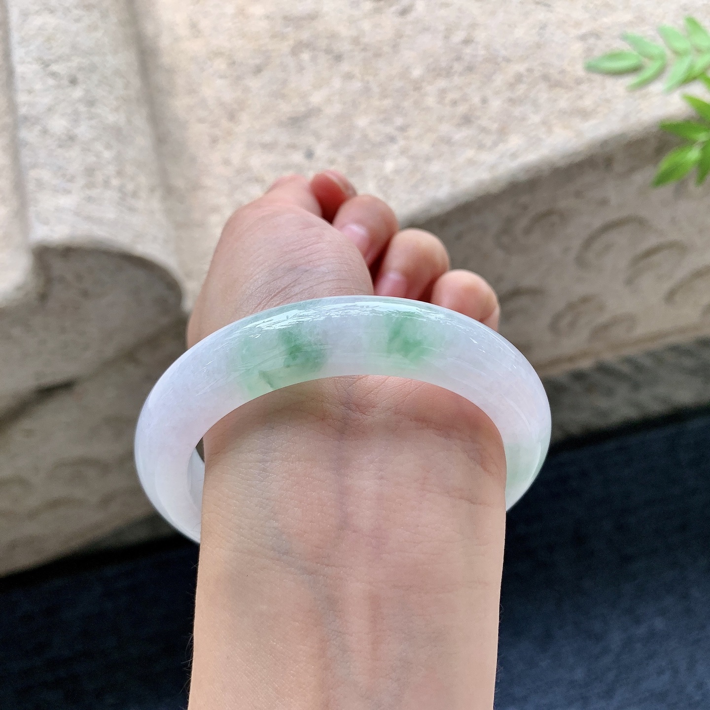 正圈56 57，圈口57.3/12.6/9.4，编码WW083173，描述糯冰飘绿，水润，种老，细腻，打灯有纹线