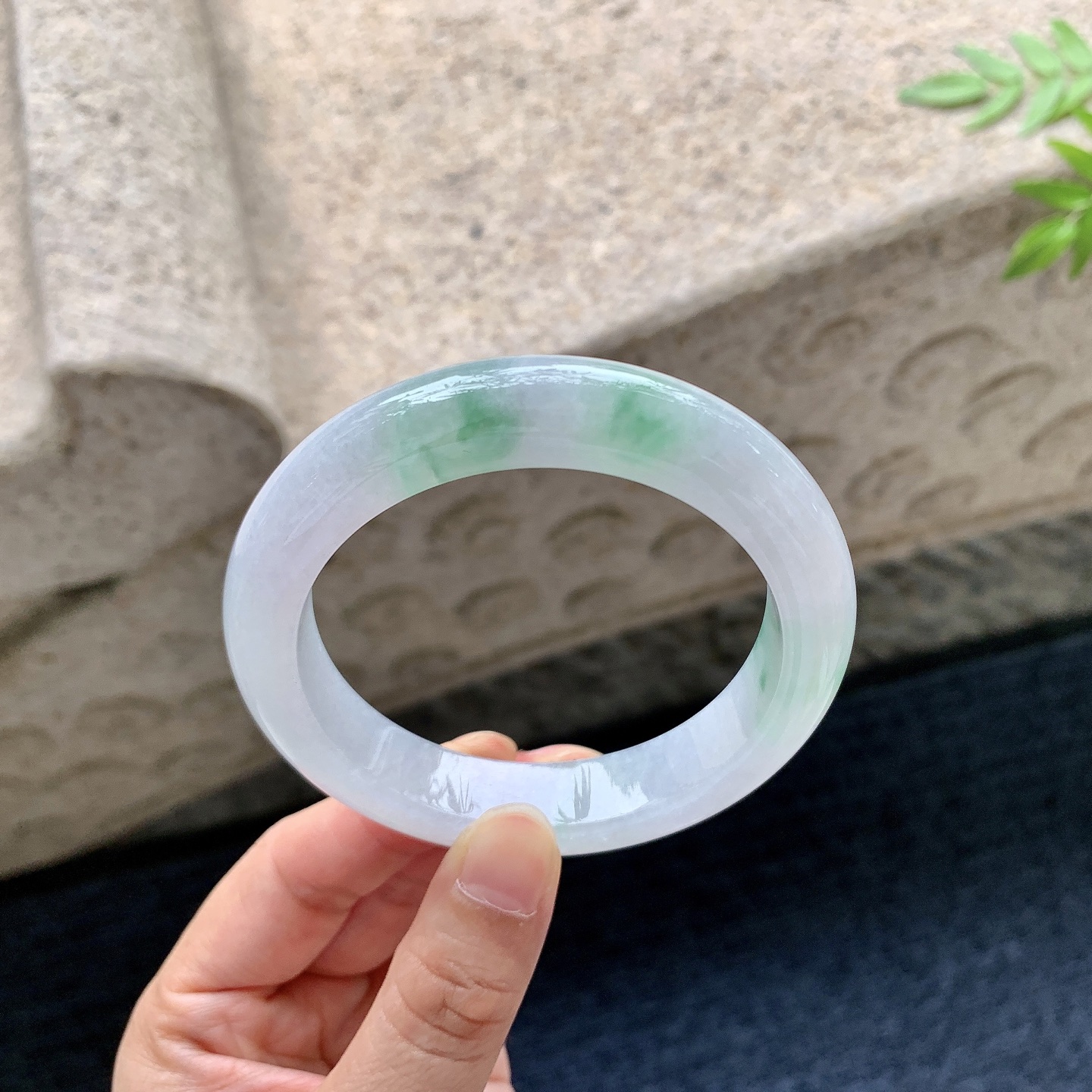 正圈56 57，圈口57.3/12.6/9.4，编码WW083173，描述糯冰飘绿，水润，种老，细腻，打灯有纹线