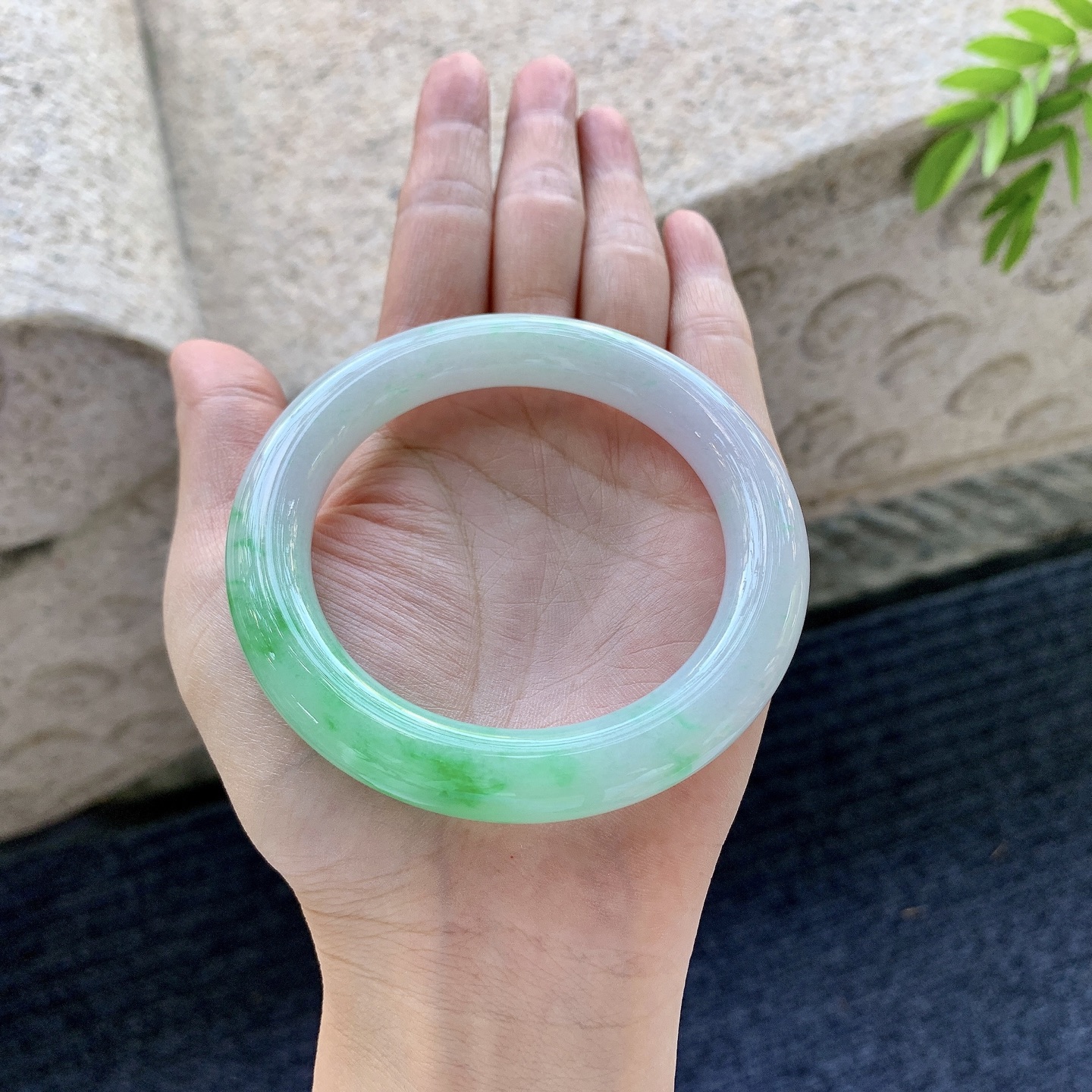 圆条55 56，圈口56/10.4/10.7，编码A3090201，细糯飘阳绿，水润，种老，细腻，无裂。
