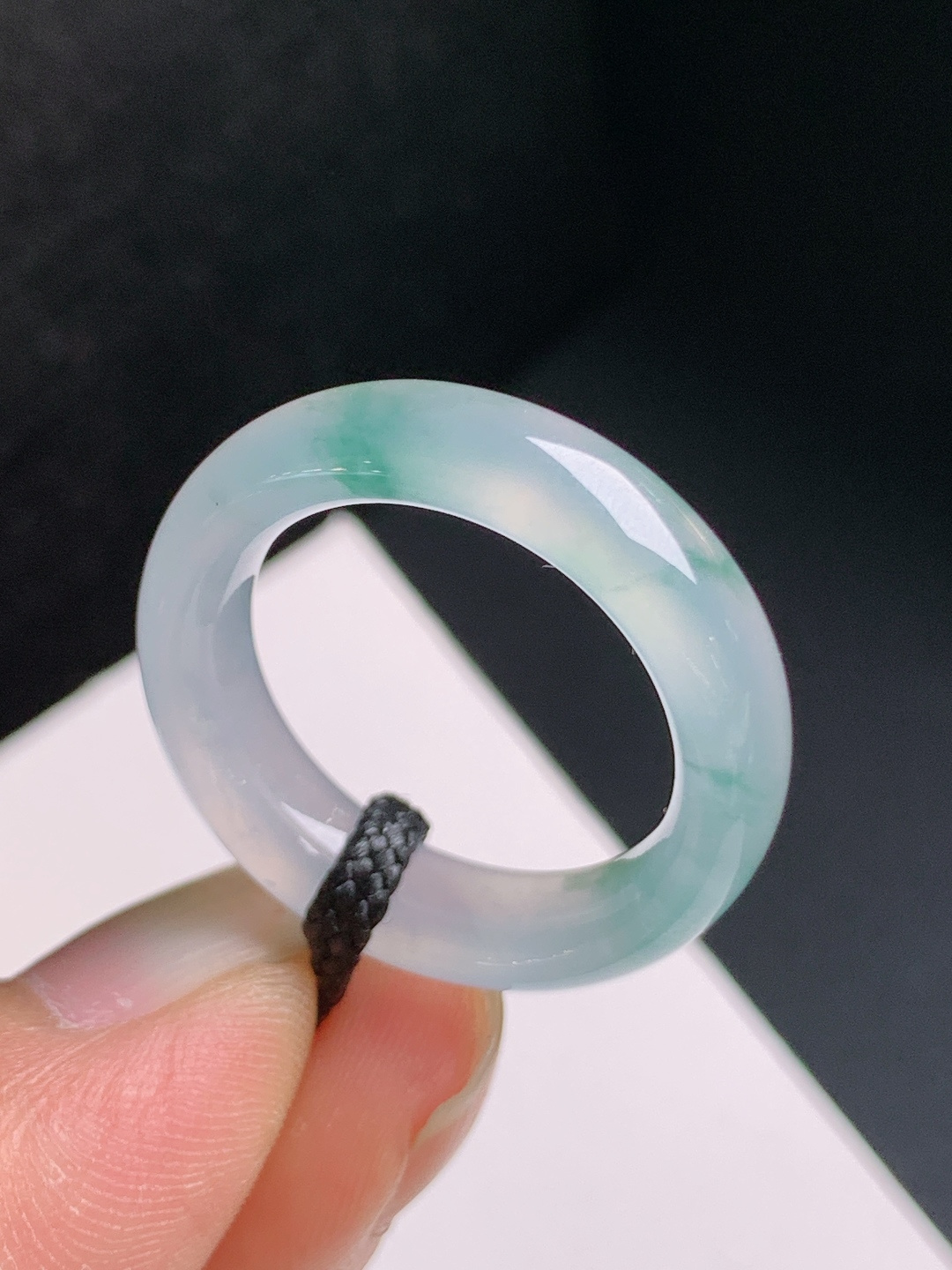 冰种飘花指环，冰润通透，花色灵动，简约大气