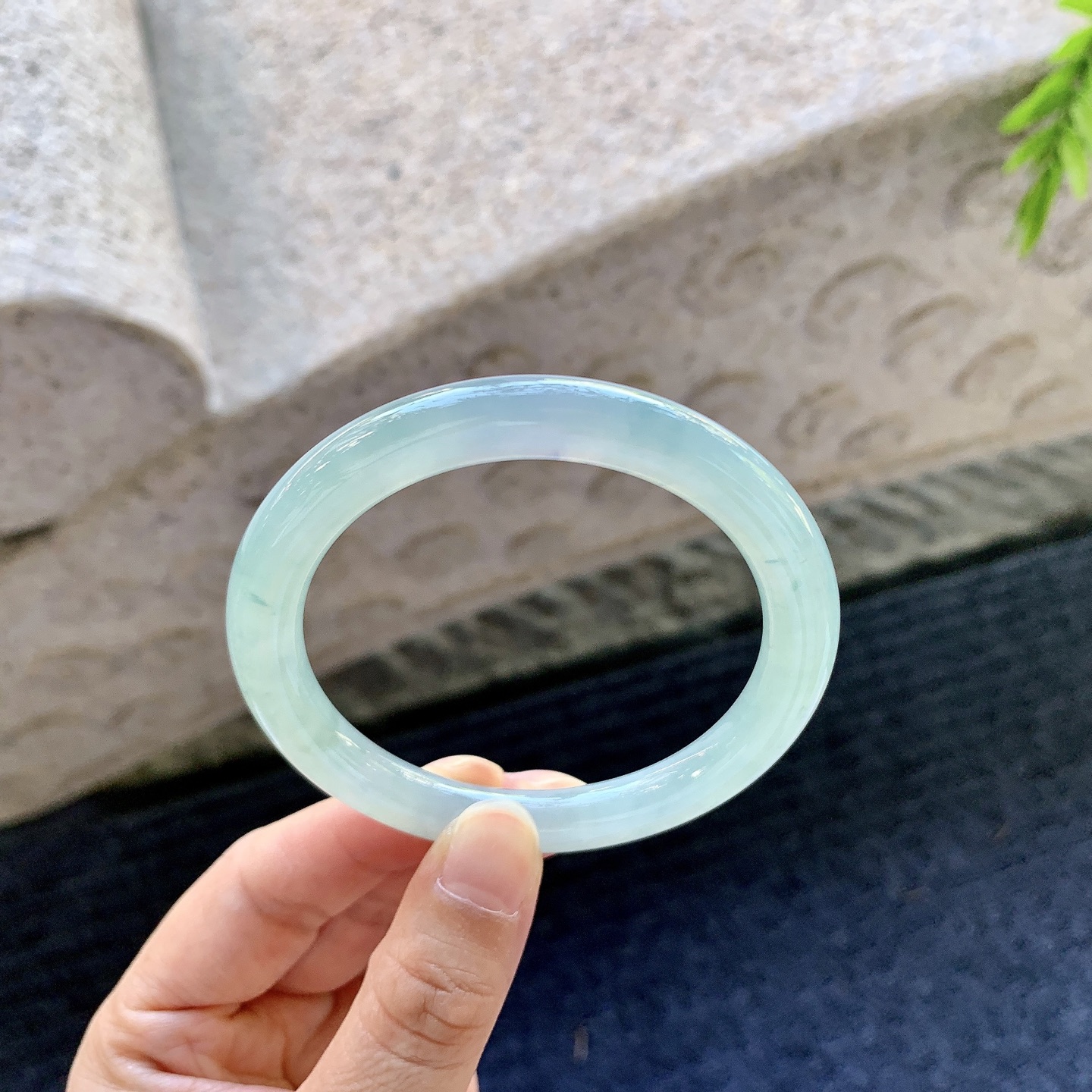 圆条53 54，糯冰晴底，飘花，水润，种老，细腻，无裂。